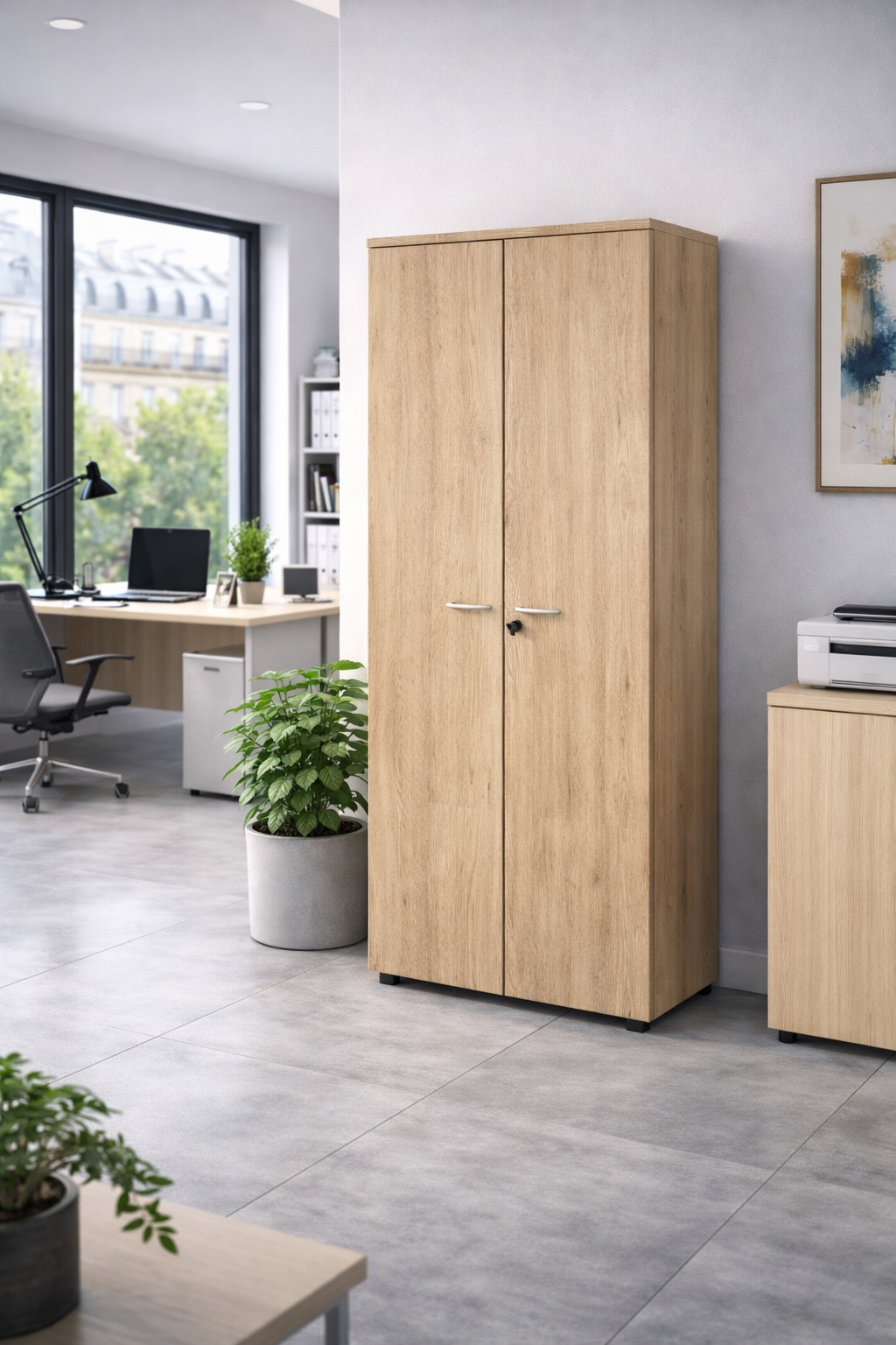 Un bureau moderne avec un Monsieur Bureau Armoire haute H180 Effect et Budget, des plantes en pot, un bureau d'ordinateur près de grandes fenêtres, et un petit buffet avec une imprimante. La lumière naturelle remplit l'espace propre et organisé pour le rangement professionnel.#finitions_chene_canadien