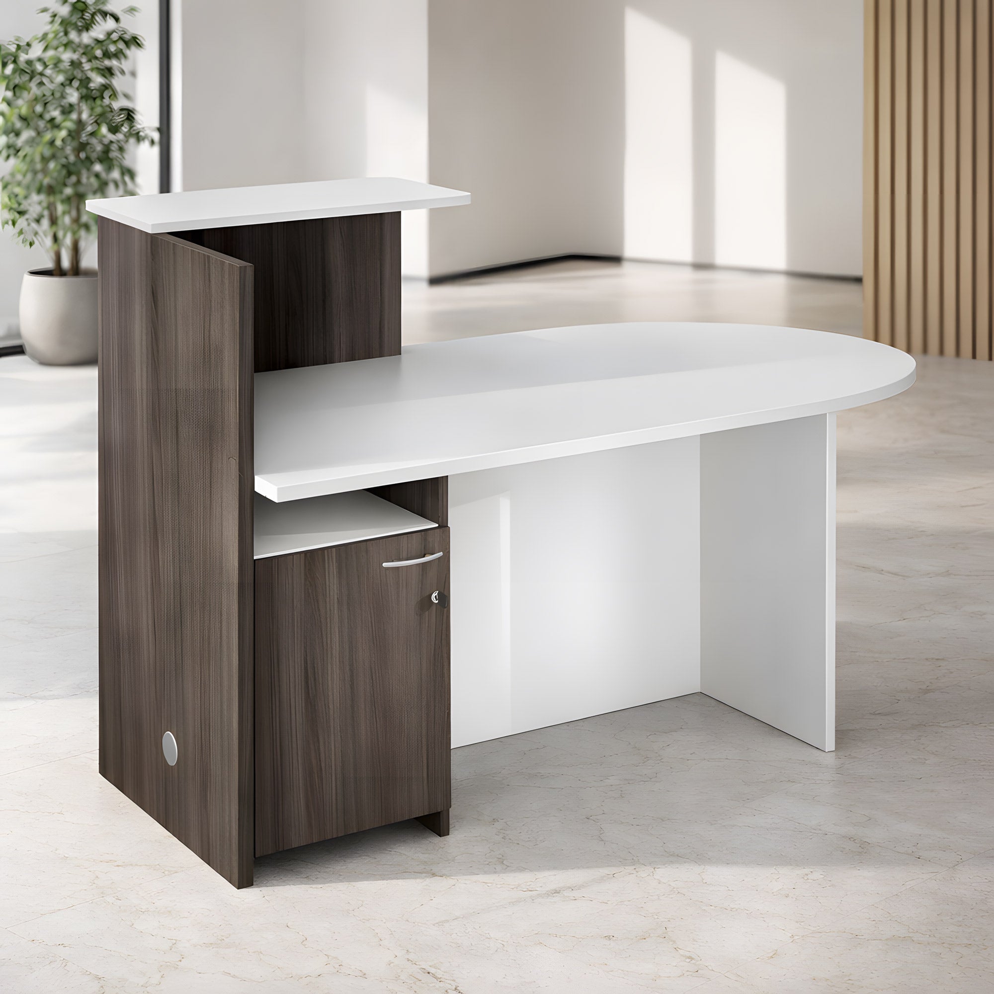 La Banque d'accueil Professionnelle Compact de Monsieur Bureau se compose d'un plateau blanc, d'une façade en bois foncé et d'un petit meuble. Placé dans une pièce lumineuse avec une plante et des accents muraux en bois, il crée un espace de réception moderne et accueillant.