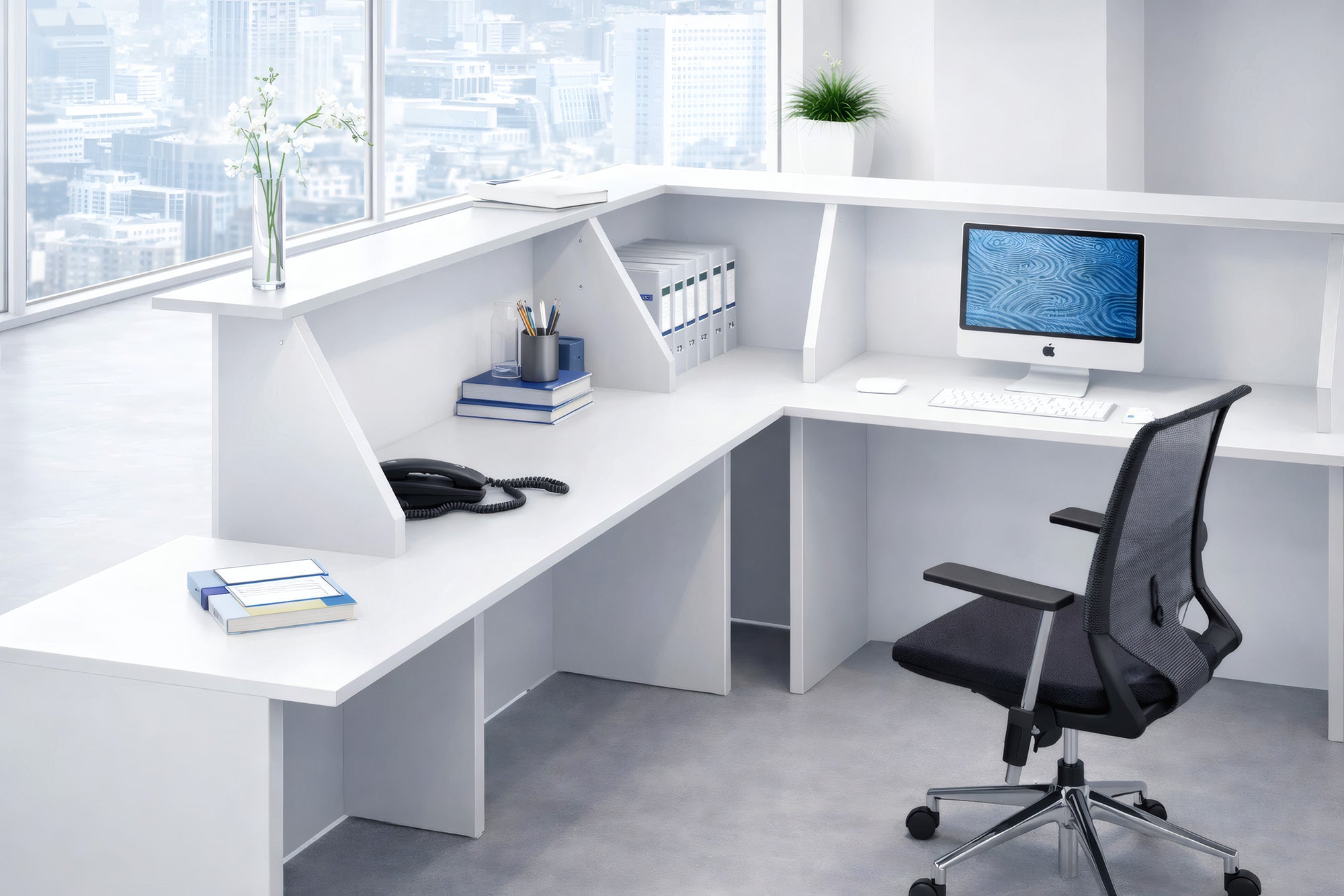 Un bureau moderne avec une chaise noire, un écran, un téléphone de bureau, des livres, des dossiers et une plante se trouve près de grandes fenêtres donnant sur un paysage urbain, à côté de la "Banque d'accueil Professionnelle Muse à composer" de Monsieur Bureau.