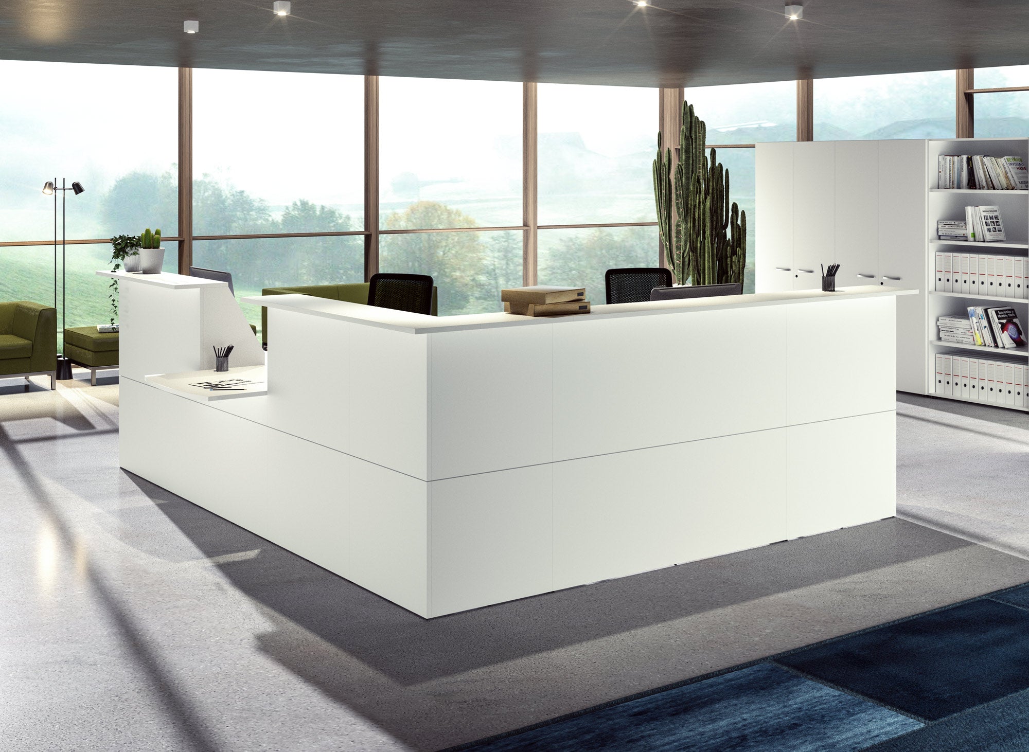 La Banque d'accueil Professionnelle Muse à composer de Monsieur Bureau, les chaises derrière elle, les fenêtres allant du sol au plafond, les étagères remplies de livres et les plantes vertes se trouvent dans l'espace de réception d'un bureau moderne. L'espace bien rangé est lumineux et baigné de lumière naturelle.