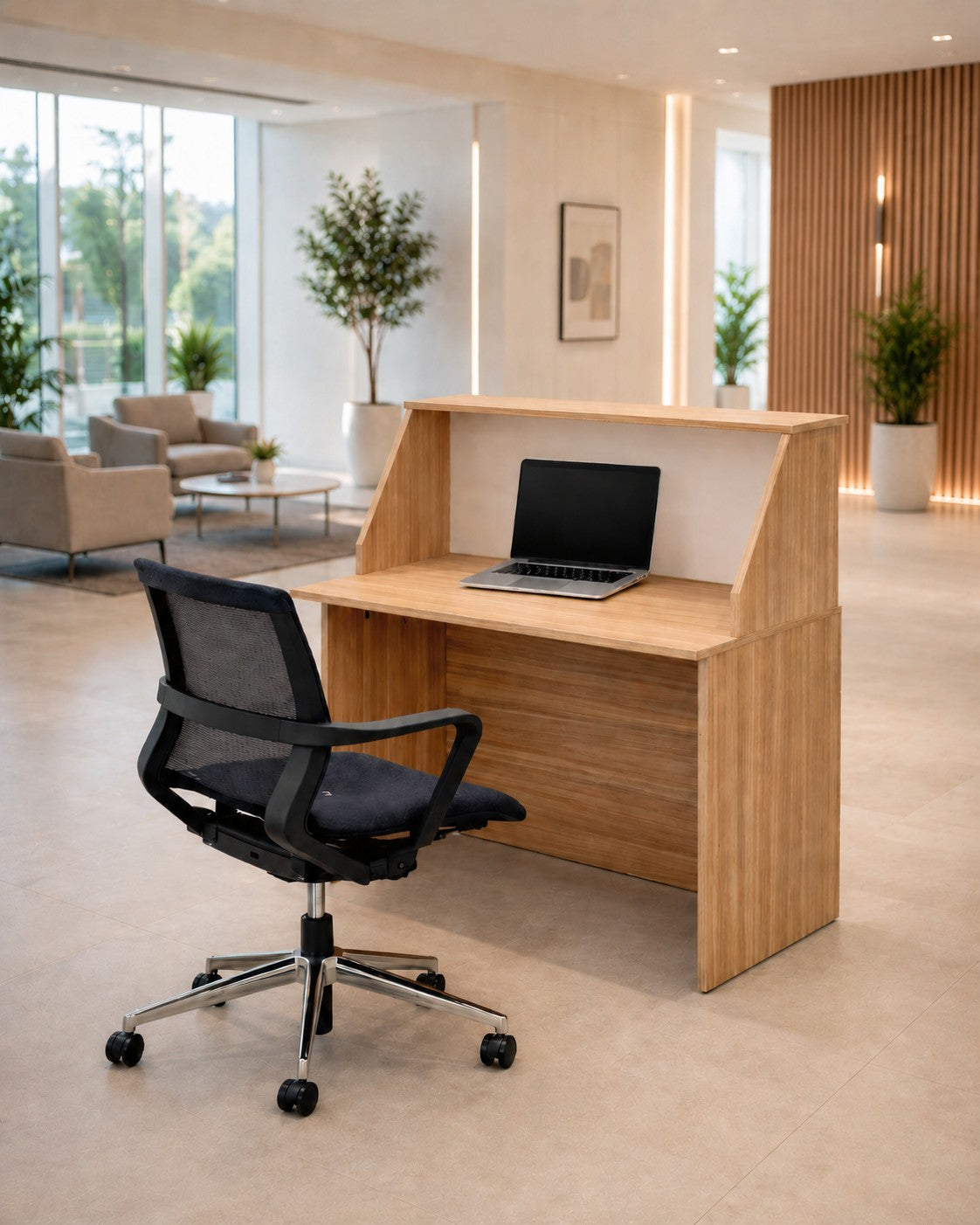 Un Monsieur Bureau Banque d'accueil Professionnelle Muse à composer avec une chaise de bureau noire se tient dans un hall d'entrée spacieux et lumineux. Un ordinateur portable ouvert est posé sur le bureau, entouré de plantes, de canapés légers et d'œuvres d'art murales élégantes en arrière-plan.