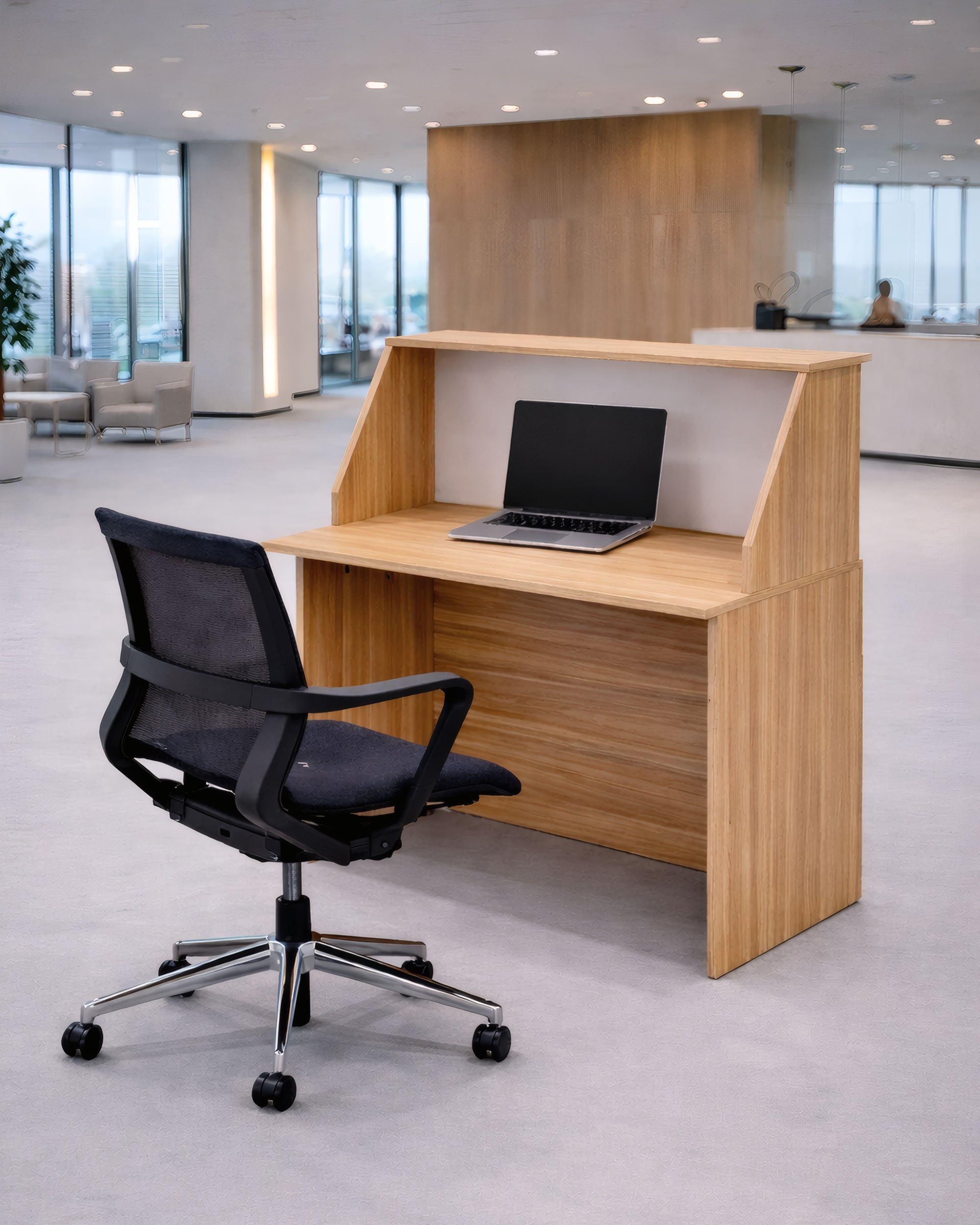Un bureau moderne en bois avec un ordinateur portable et une chaise de bureau noire se trouve dans un bureau lumineux avec de grandes fenêtres, un décor minimaliste et le polyvalent Monsieur Bureau Banque d'accueil Professionnelle Muse à composer