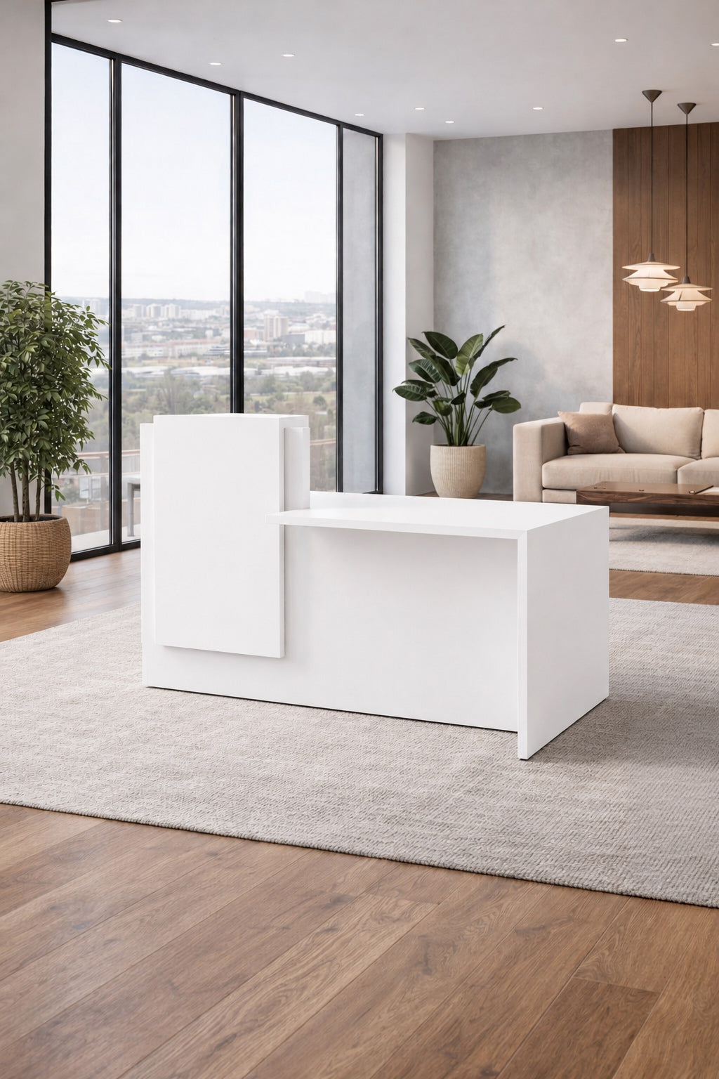 Un espace de réception moderne avec une Banque d'accueil Half avec accueil PMR de Monsieur Bureau, un bureau blanc minimaliste, de grandes fenêtres avec vue sur la ville, des plantes d'intérieur, un canapé beige, un mur d'accent en bois, un éclairage élégant, un sol en bois, et un grand tapis gris.#combo_blanc_blanc_a_gauche