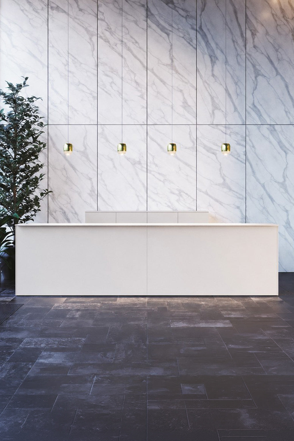 La Banque d'accueil droite Baguette 400 cm - Blanche de Monsieur Bureau, au design italien moderne et minimaliste, se trouve devant un mur de marbre blanc veiné de gris, sous quatre luminaires suspendus et à côté d'une grande plante verte sur un sol en dalles d'ardoise foncées.