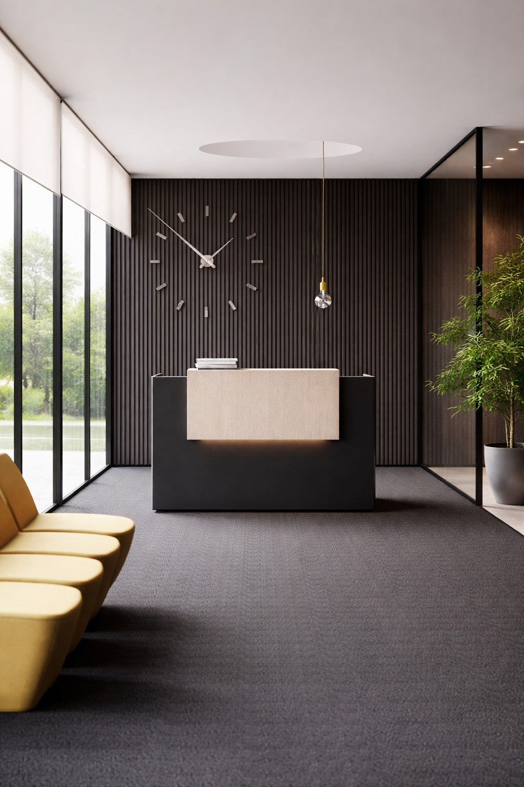 La Banque d'accueil BILA droite L125 à 185 cm de Monsieur Bureau se trouve dans une réception de bureau moderne, avec un design minimaliste noir et beige d'inspiration italienne, une grande horloge murale, des sièges jaunes, des fenêtres allant du sol au plafond et une lumière naturelle abondante.#combo_noir_chene_niagara