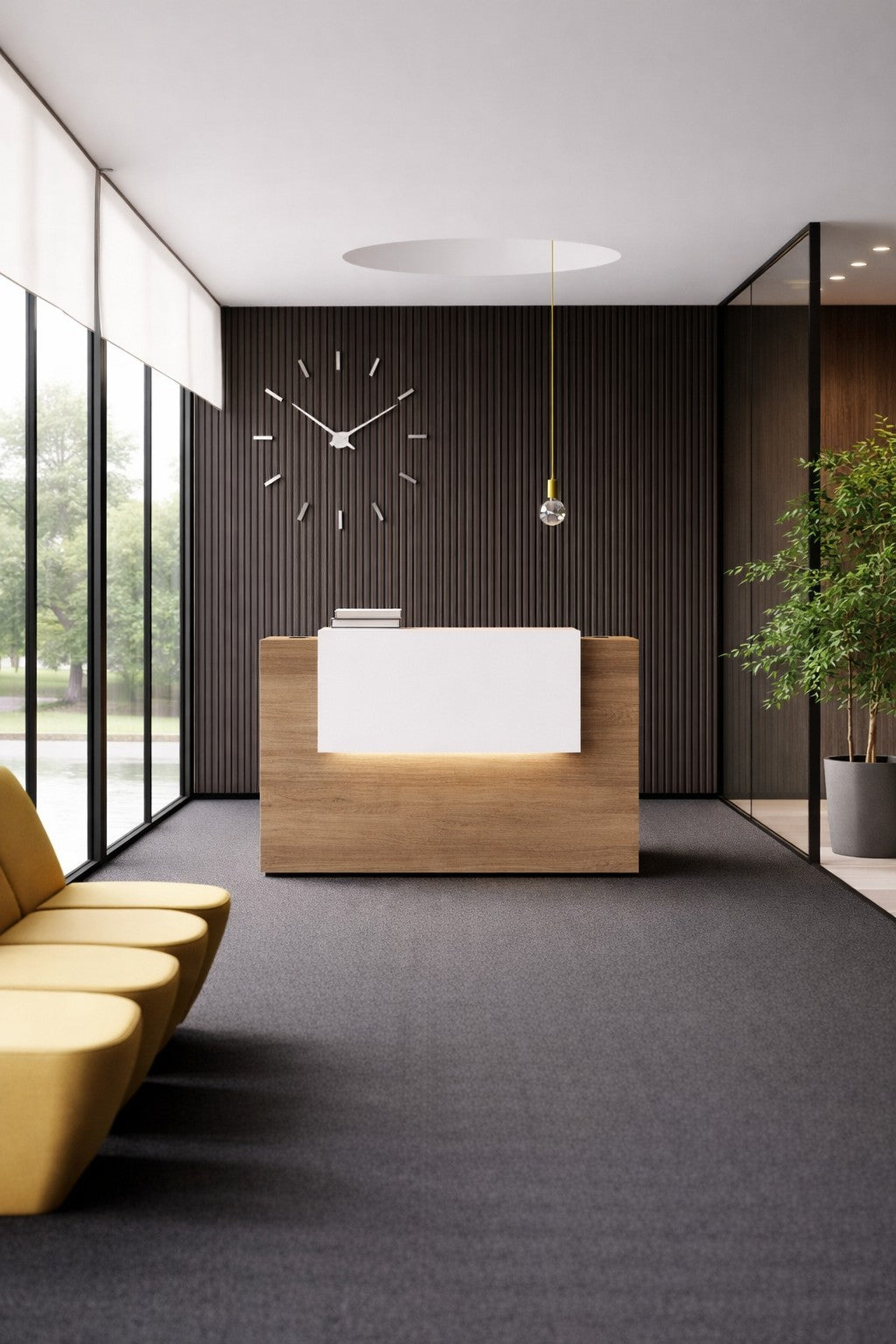 Hall d'entrée de bureau moderne présentant la Banque d'accueil BILA droite L125 à 185 cm de Monsieur Bureau, un bureau d'accueil minimaliste en bois avec une grande horloge murale, une lampe suspendue, des sièges jaunes, une plante en pot et de grandes fenêtres pour un look élégant d'inspiration italienne..#combo_noyer_blanc