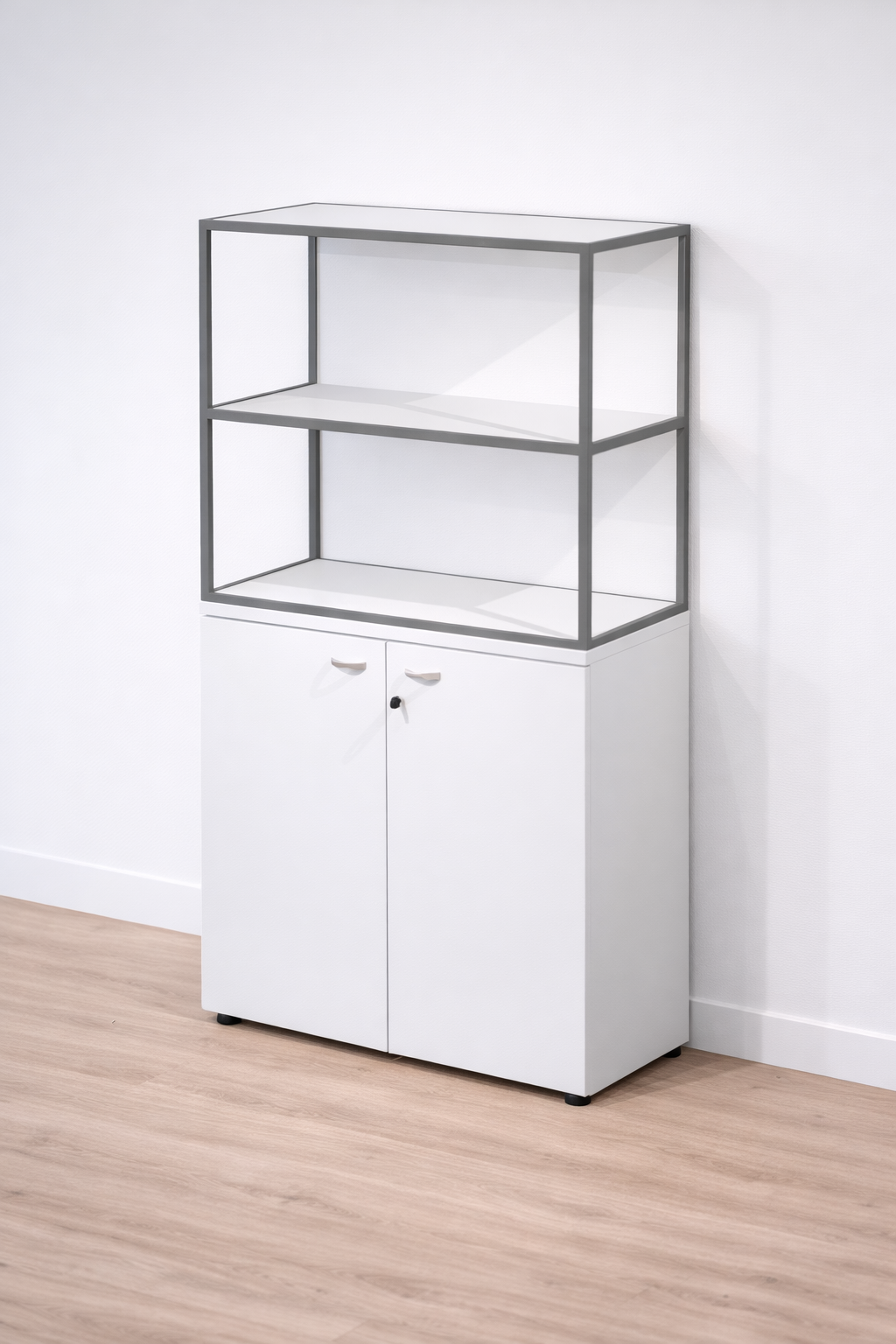 La Bibliothèque Mi-haute Edge avec Portes Basses de Monsieur Bureau, au style industriel et dotée de deux portes basses et de deux étagères vitrées ouvertes, est idéale pour organiser votre bureau contre un mur blanc sur parquet clair.#combo_blanc_anthracite_mat