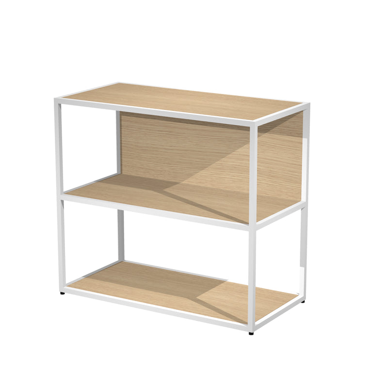 La Bibliothèque basse Edge bois & métal L90xH80 de Monsieur Bureau se caractérise par une surface en bois clair, un cadre en métal blanc et un dos/côtés ouverts - parfait pour le rangement de bureau avec un style minimaliste d'inspiration italienne.#combo_chene_blanc_mat