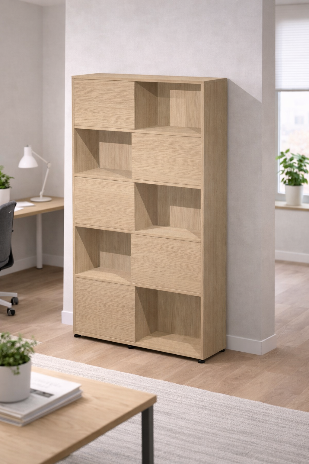 Le Monsieur Bureau Bibliothèque haute Curvy/Express+ 5 Portes 5 Niches, avec son design asymétrique en bois clair et sa grande capacité, se trouve à côté d'un mur clair dans une pièce moderne et lumineuse avec des planchers en bois, un tapis, une fenêtre, un bureau et une plante en pot.#combo_corps_chene_porte_chene