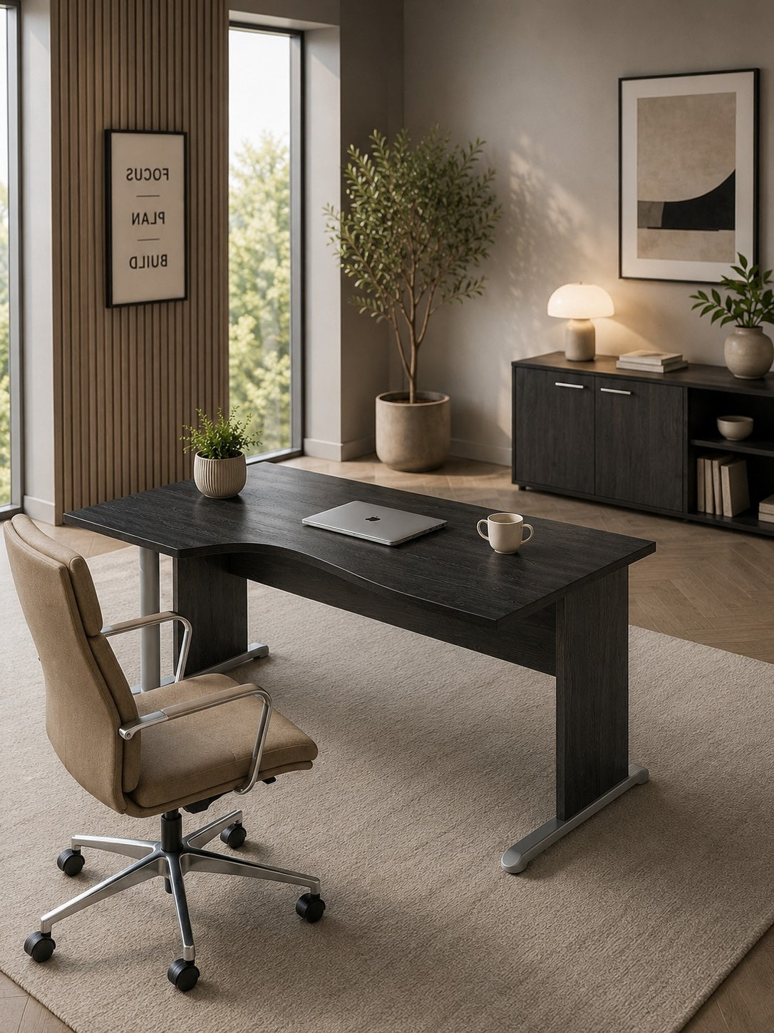 La Solution de Bureau Compact Budget pieds L de Monsieur Bureau, un bureau moderne noir avec des pieds en métal blanc, se trouve dans une pièce lumineuse avec de grandes fenêtres donnant sur la ville et un sol poli de couleur claire..#combo_retour_a_gauche_frene_noir