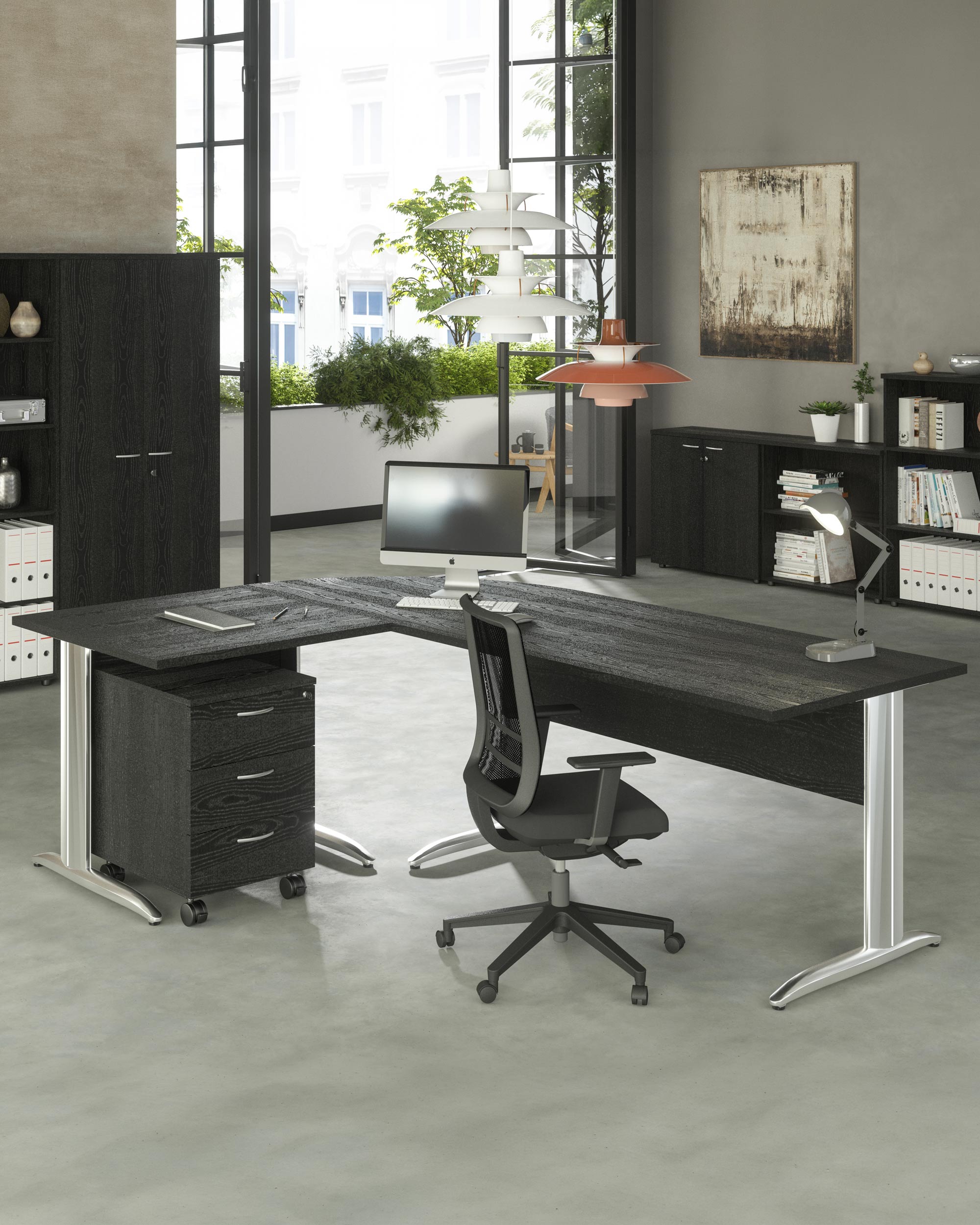 Bureau moderne équipé du Bureau Pro Effect Droit ou Angle Modulable de Monsieur Bureau, associé à une armoire roulante, une chaise ergonomique, un ordinateur de bureau et une lampe. De grandes fenêtres offrent une lumière naturelle ; des étagères et des armoires tapissent les murs.