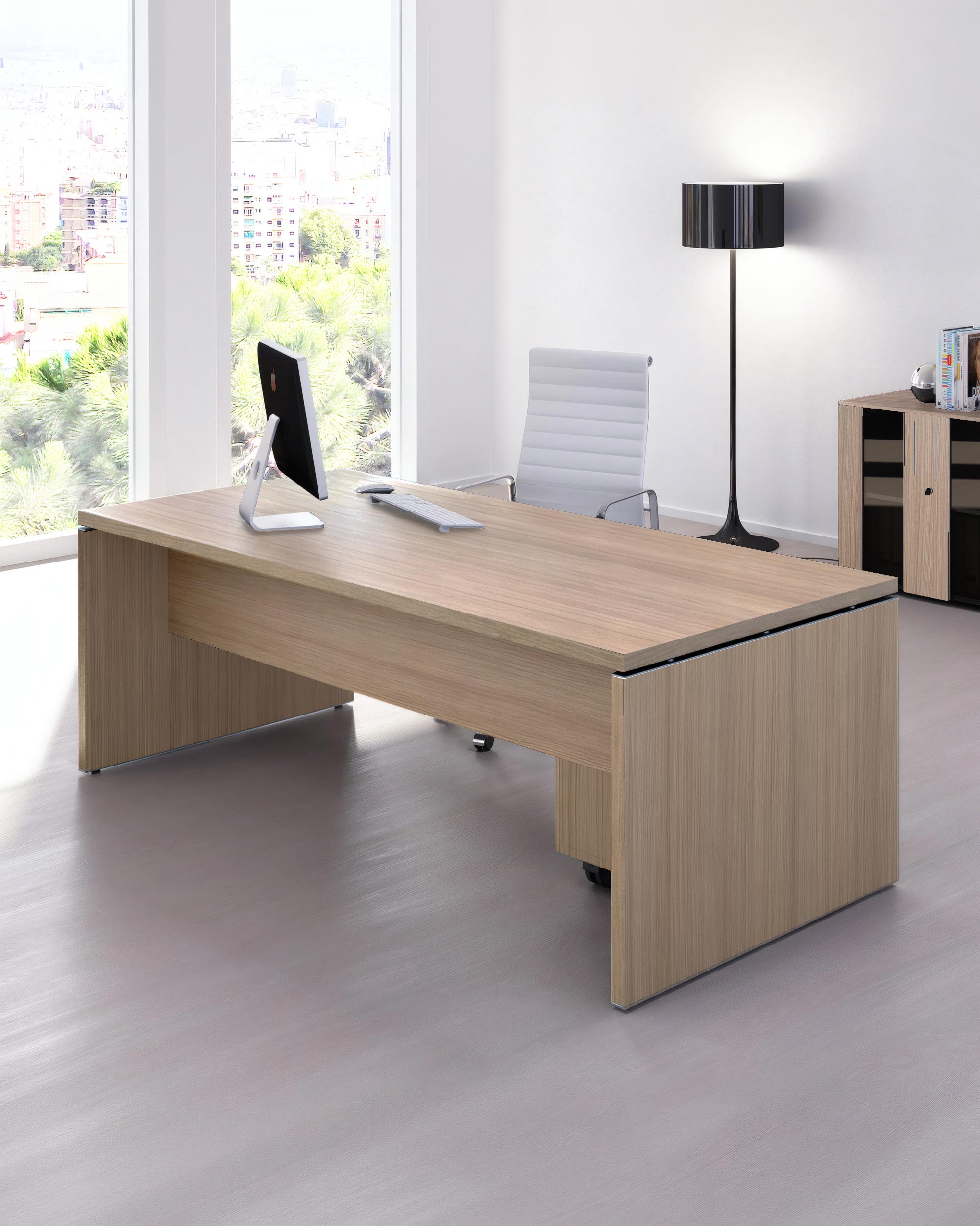 Le Bureau de Direction Flora de Monsieur Bureau est composé d'un bureau spacieux en bois, d'une chaise blanche, d'un écran et d'une lampe élégante. Des étagères et de grandes fenêtres avec vue sur la ville remplissent ce bureau moderne de lumière naturelle.#finitions plateau_noyer