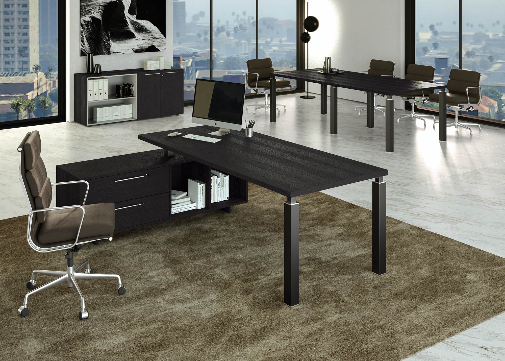 Bureau moderne présentant le Bureau de direction Quatro sur crédence de Monsieur Bureau, avec une finition en bois foncé, des chaises ergonomiques, un écran d'ordinateur, des rangements intégrés, des classeurs et de grandes fenêtres. Sol blanc avec un tapis marron sous le bureau.