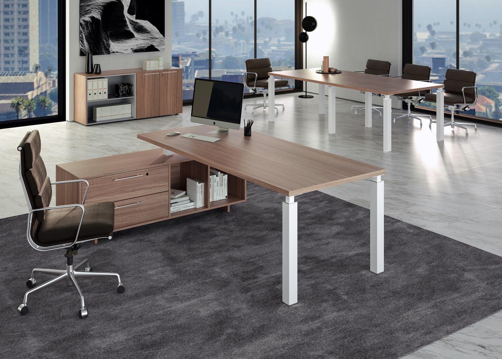 Le Bureau de direction Quatro sur crédence de Monsieur Bureau est doté de grandes fenêtres, d'un bureau en bois avec rangement intégré, d'une chaise de bureau, d'armoires, d'une table de conférence, d'un sol en marbre, d'un tapis sombre et d'une vue sur la ville.