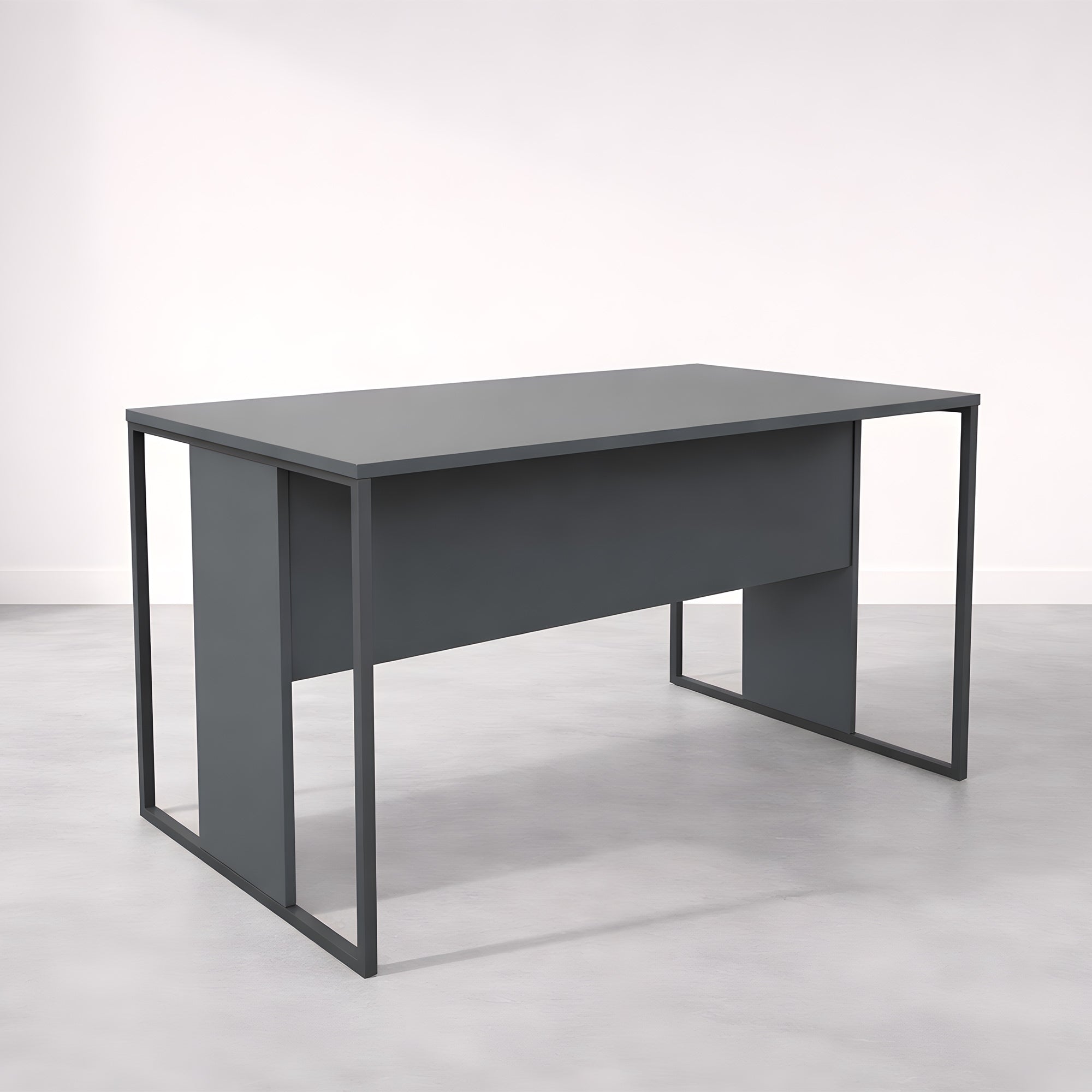 Le Bureau Edge Modulable P80 droit ou angle de Monsieur Bureau, au design minimaliste moderne avec piètement métal ouvert et plateau rectangulaire gris, s'intègre parfaitement dans une pièce lumineuse aux murs blancs et sol gris clair.