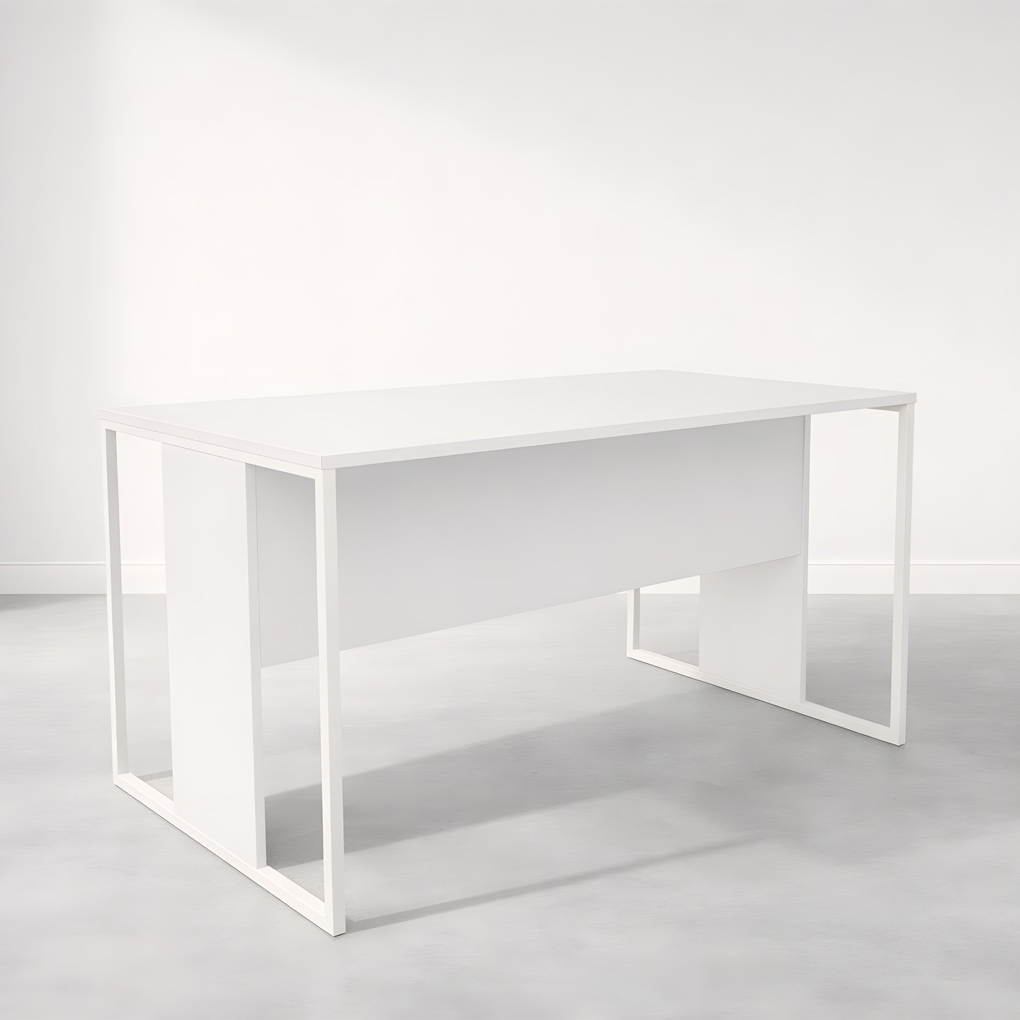 Le Bureau Edge Modulable P80 droit ou angle de Monsieur Bureau est un bureau blanc minimaliste avec un plateau rectangulaire et des pieds ouverts en métal, parfait pour les pièces simples avec des sols gris clair et des murs blancs.