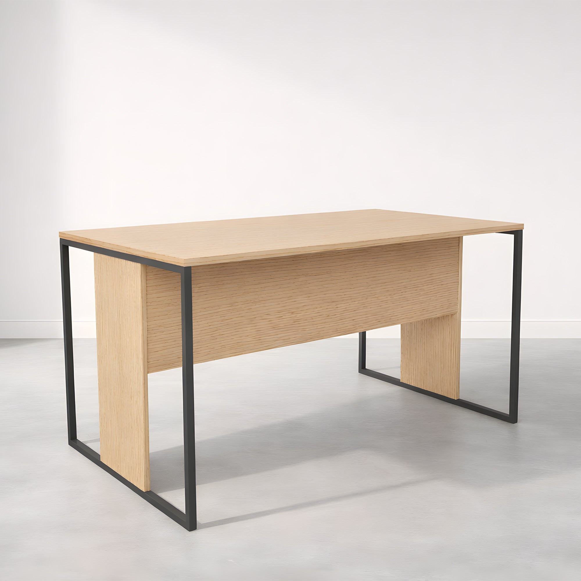 Le Bureau Edge Modulable P80 droit ou angle de Monsieur Bureau est un bureau moderne en bois avec un plateau rectangulaire, une finition en bois clair et des pieds en métal noir au design italien minimaliste, présenté dans une pièce lumineuse avec un sol gris et des murs blancs.#combo_chene_anthracite_mat_bureau_droit