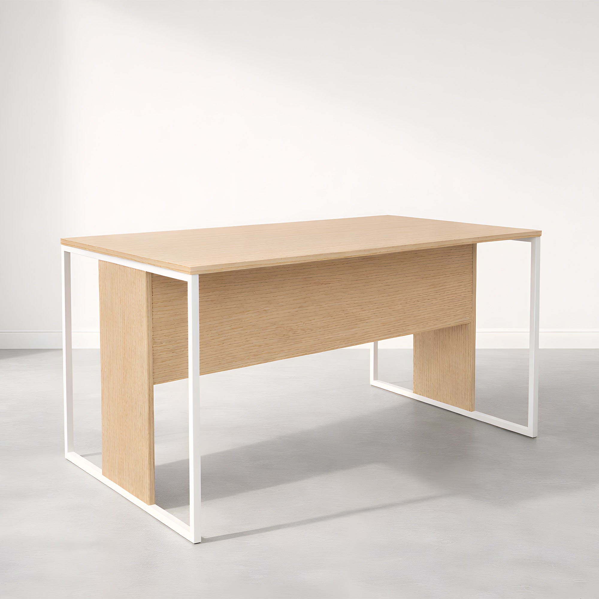 Le Bureau Edge Modulable P80 droit ou angle de Monsieur Bureau se caractérise par un plateau en bois clair et des pieds en métal blanc, inspirés du design italien, mis en valeur dans une pièce minimale et lumineuse avec un sol gris clair et des murs blancs.#combo_chene_blanc_mat_bureau_droit