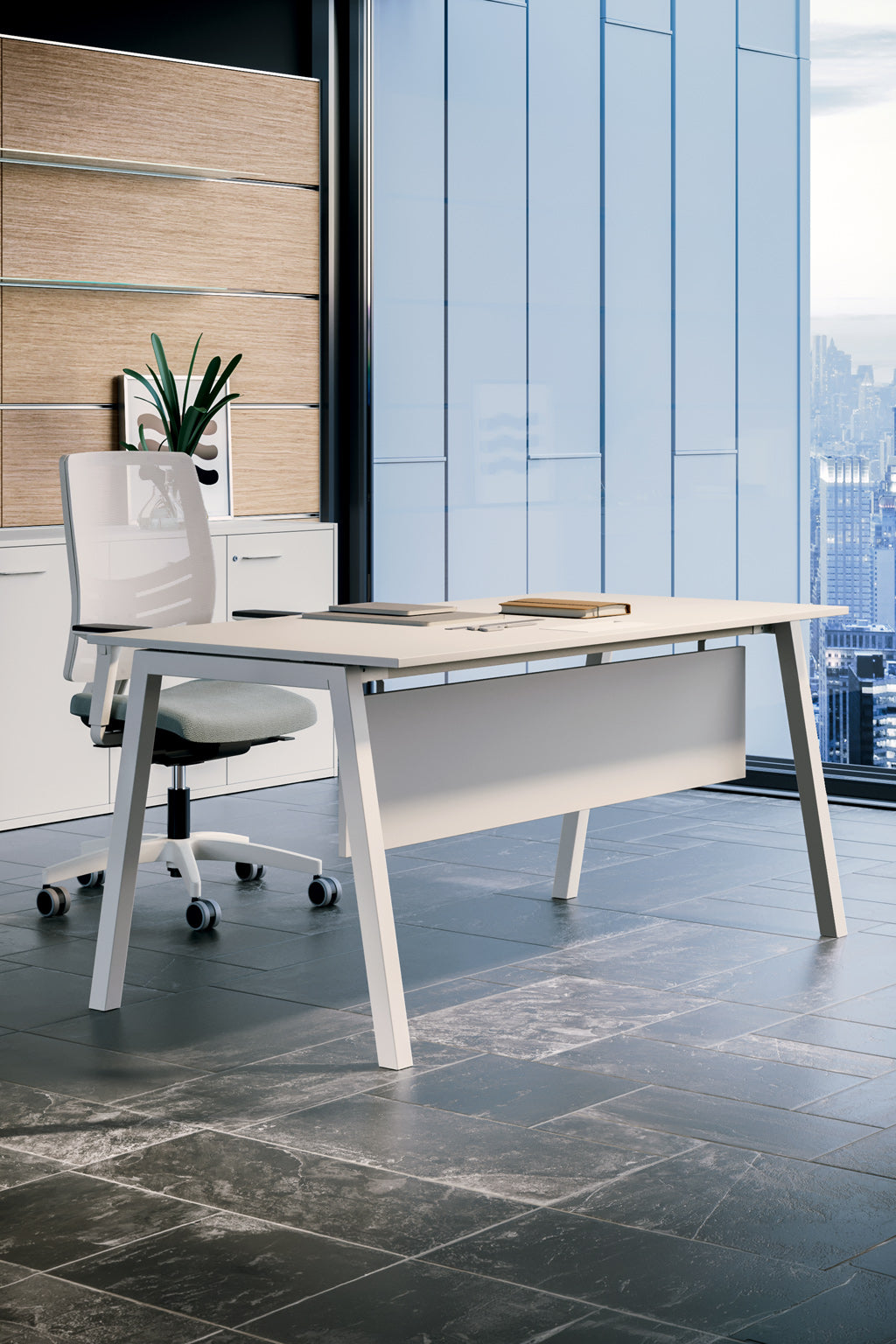 Un bureau moderne meublé avec le Bureau droit design Pop Ace (L120/L140 cm) de Monsieur Bureau, comprenant un bureau blanc, une élégante chaise blanche à roulettes, une plante en pot, un sol carrelé et des fenêtres allant du sol au plafond et donnant sur la ville.