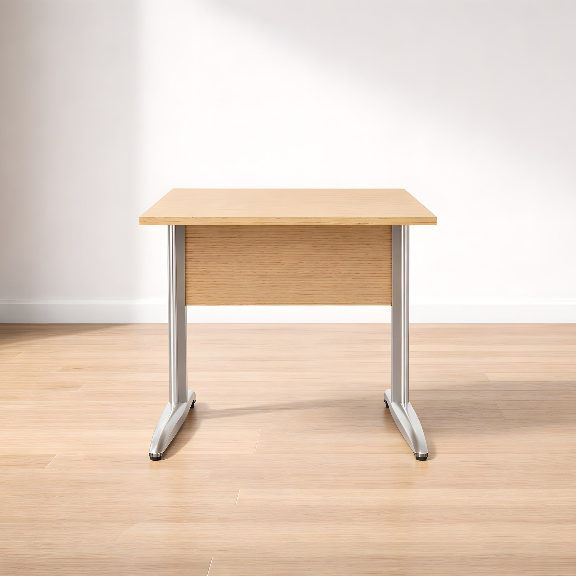 Le Bureau Pro Effect Droit ou Angle Modulable de Monsieur Bureau, un bureau rectangulaire compact en bois avec des pieds en métal, est posé sur un sol en bois clair contre un mur blanc - un élégant bureau professionnel modulaire de style italien.#combo_chene_chrome_l80xp80