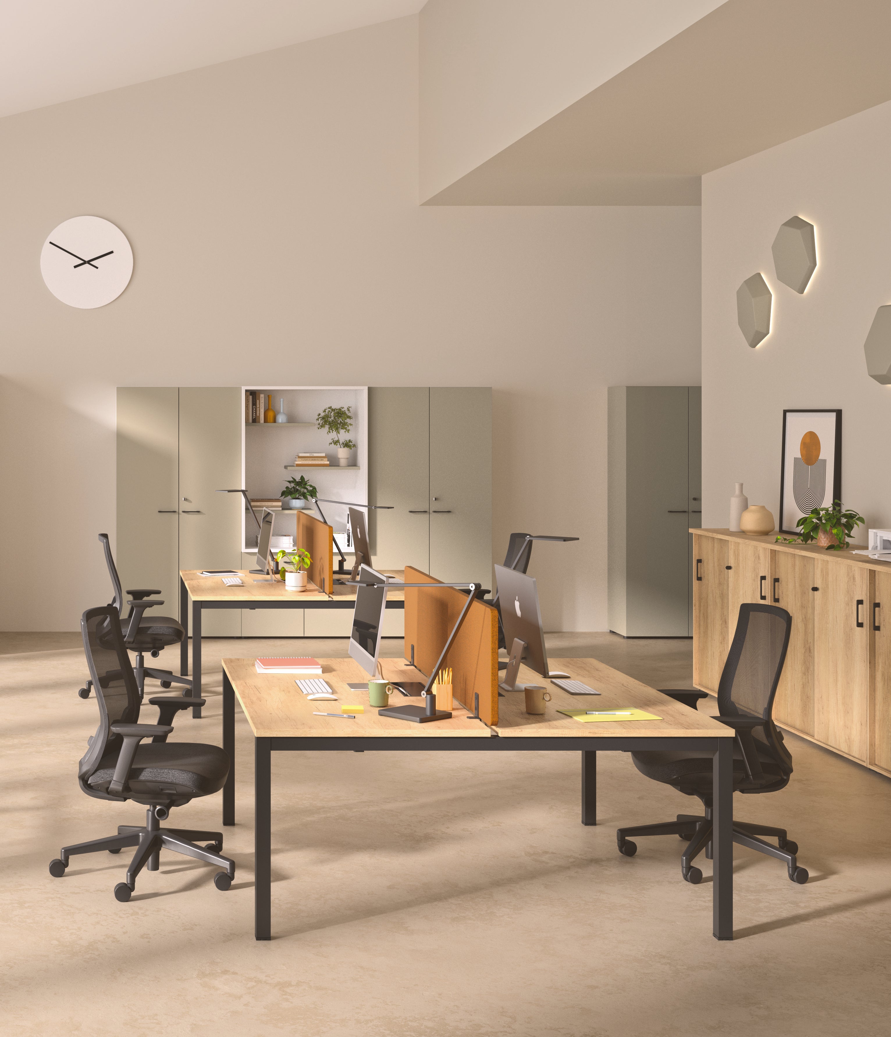Le bureau bien éclairé présente le Bureau Bench Astral pour 2 personnes P70 P80 cm de Monsieur Bureau, associé à des chaises noires, des ordinateurs de bureau, des miroirs muraux, des plantes et une horloge pour un espace de travail moderne et élégant.#combo_chene_nebraska_noir