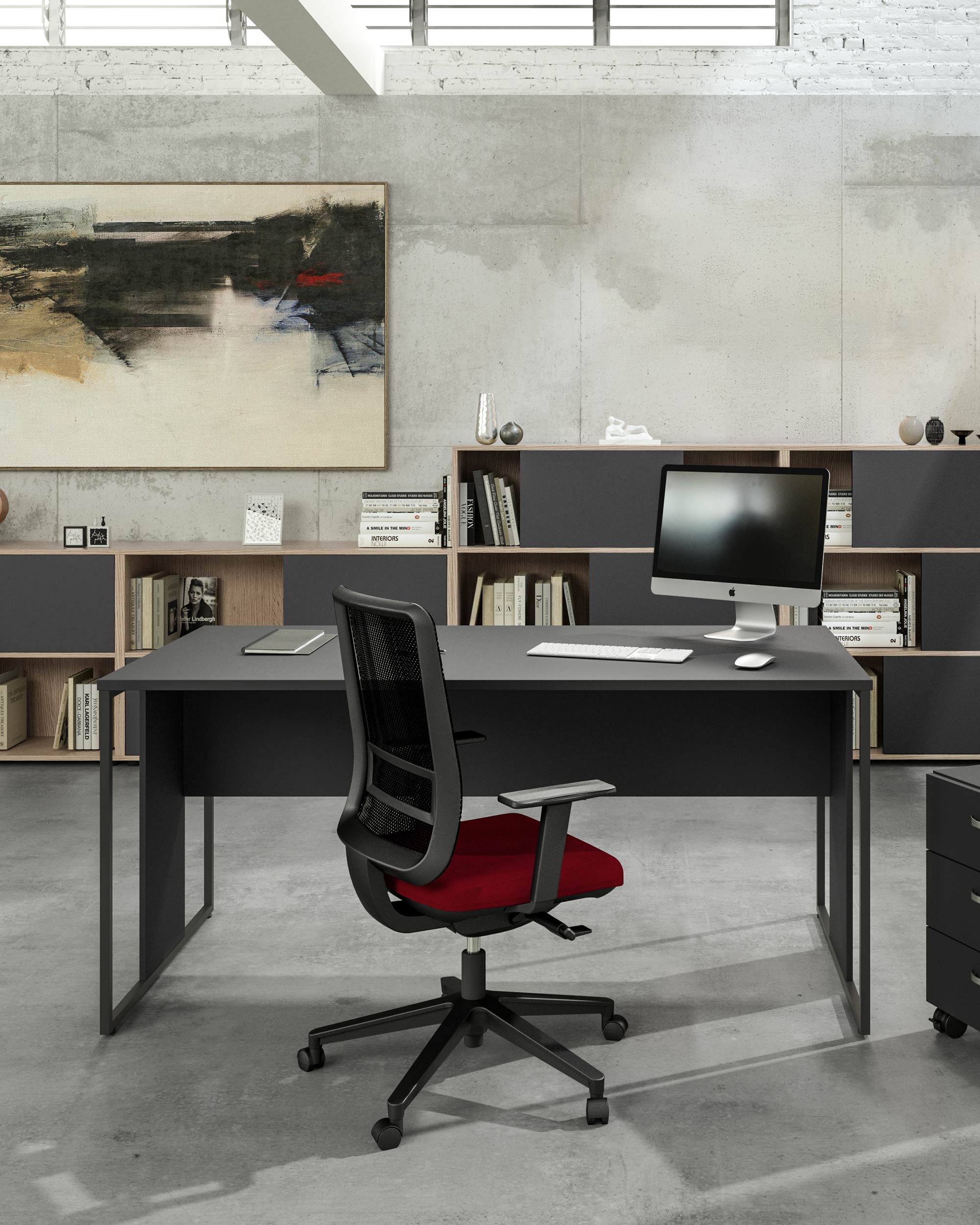 Un bureau moderne avec le Bureau Edge Modulable P80 (droit ou angle) de Monsieur Bureau en noir, associé à une chaise rouge et noire, un ordinateur, des étagères de livres et de décoration, et une peinture abstraite audacieuse sur un mur en béton.#combo_anthracite_anthracite_mat_bureau_droit