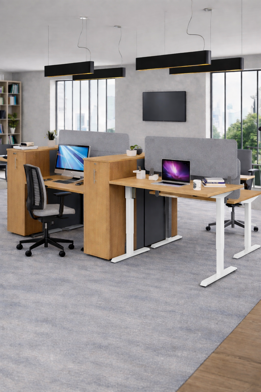 Bureau ouvert moderne avec deux bureaux Monsieur Bureau Bureau Électrique Assis-Debout Pro ECO-UP PLUS Double Moteur face à face, chacun avec des ordinateurs, des chaises ergonomiques, des accessoires de bureau, de grandes fenêtres pour la lumière naturelle, et des étagères en arrière-plan..#combo_chene_clair_blanc
