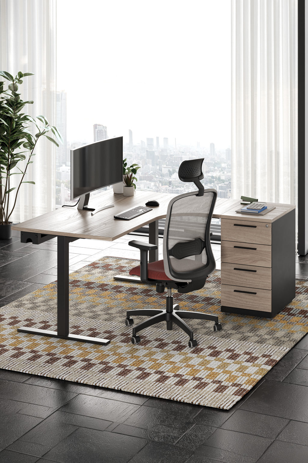 Bureau moderne avec le Monsieur Bureau "Bureau d'angle professionnel Pop Tea - Retour sur caisson", une chaise ergonomique, un écran, un clavier, un meuble latéral, sur un tapis à motifs avec de grandes fenêtres encadrant la ligne d'horizon de la ville.