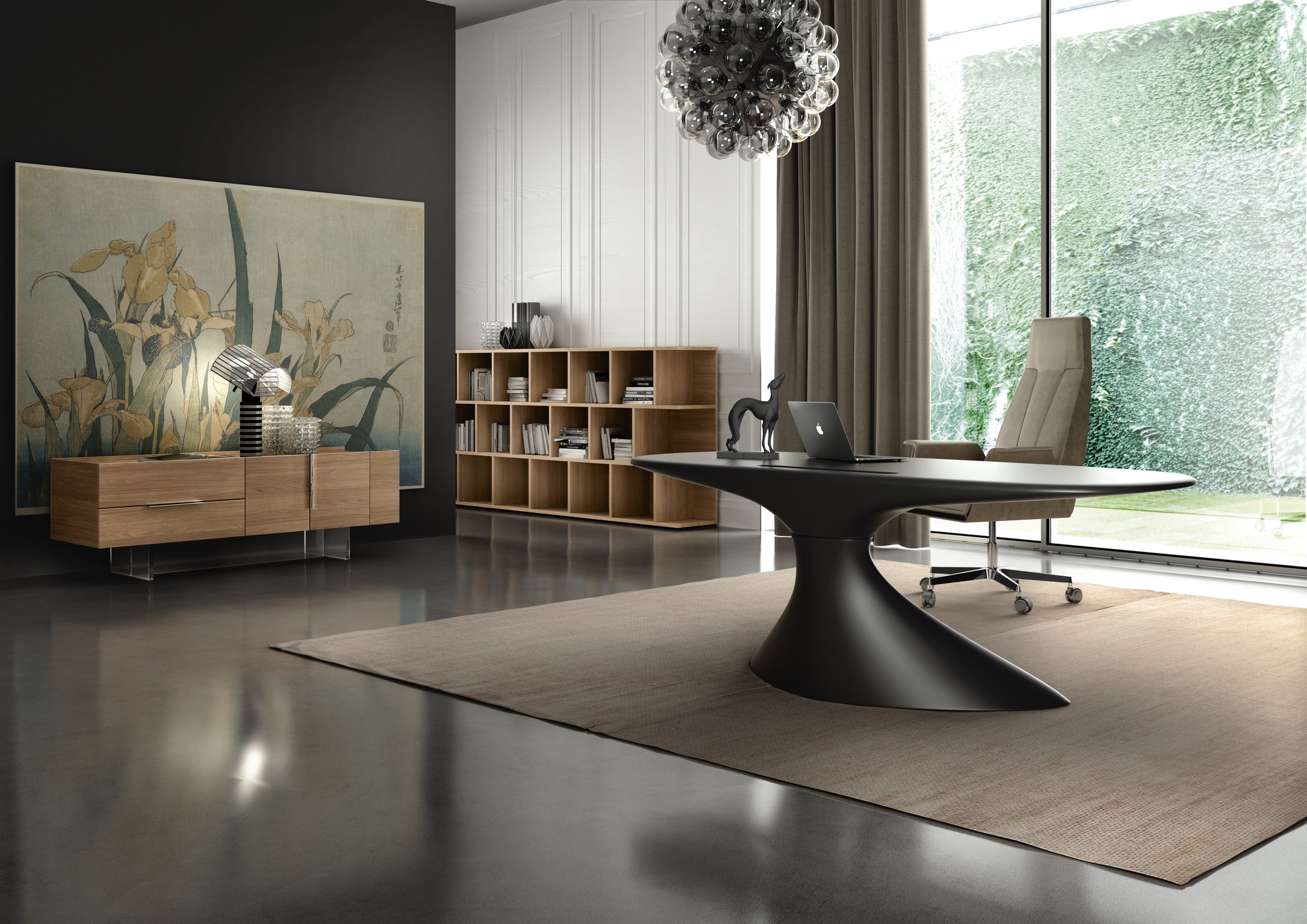 Bureau moderne comprenant le sculptural Bureau de direction ORBITAL ABSOLUTE de Monsieur Bureau, un tapis beige, des rangements en bois clair, des étagères encastrées, de grandes œuvres d'art, une chaise en peluche et un éclairage contemporain ; un mur en verre encadre la verdure luxuriante à l'extérieur.