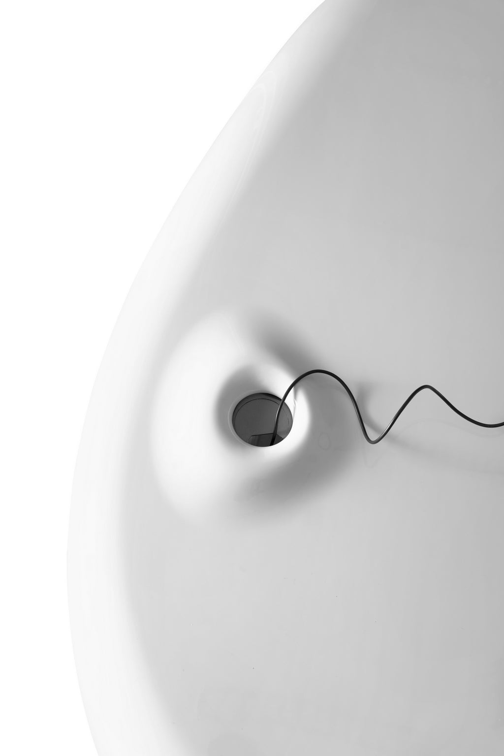 Un gros plan du Bureau de direction ORBITAL One Laqué & Rangement de Monsieur Bureau révèle ses courbes douces et blanches et son empreinte circulaire, évoquant des vibrations minimalistes et abstraites.