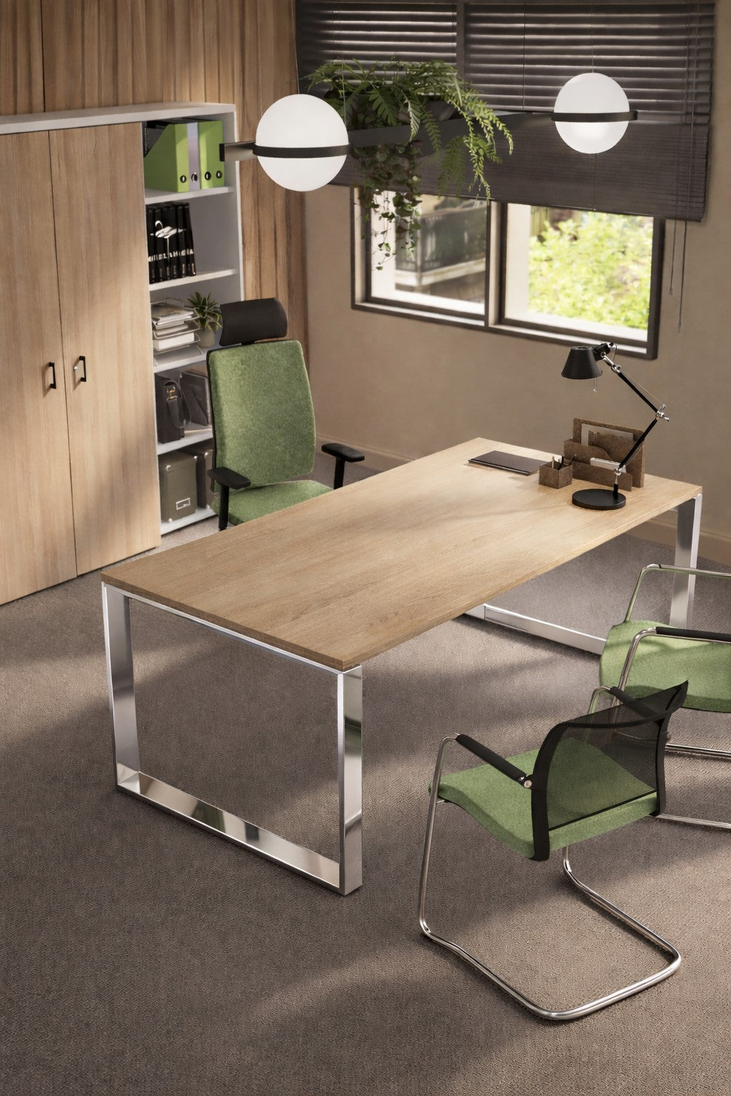 Le Bureau de direction Solis - Plateau stratifié de Monsieur Bureau comprend un bureau en bois, des chaises de bureau vertes, des étagères avec des dossiers, une lampe de bureau noire, des plantes en pot et de grandes fenêtres qui laissent entrer la lumière naturelle.#finitions plateau_chene_moyen