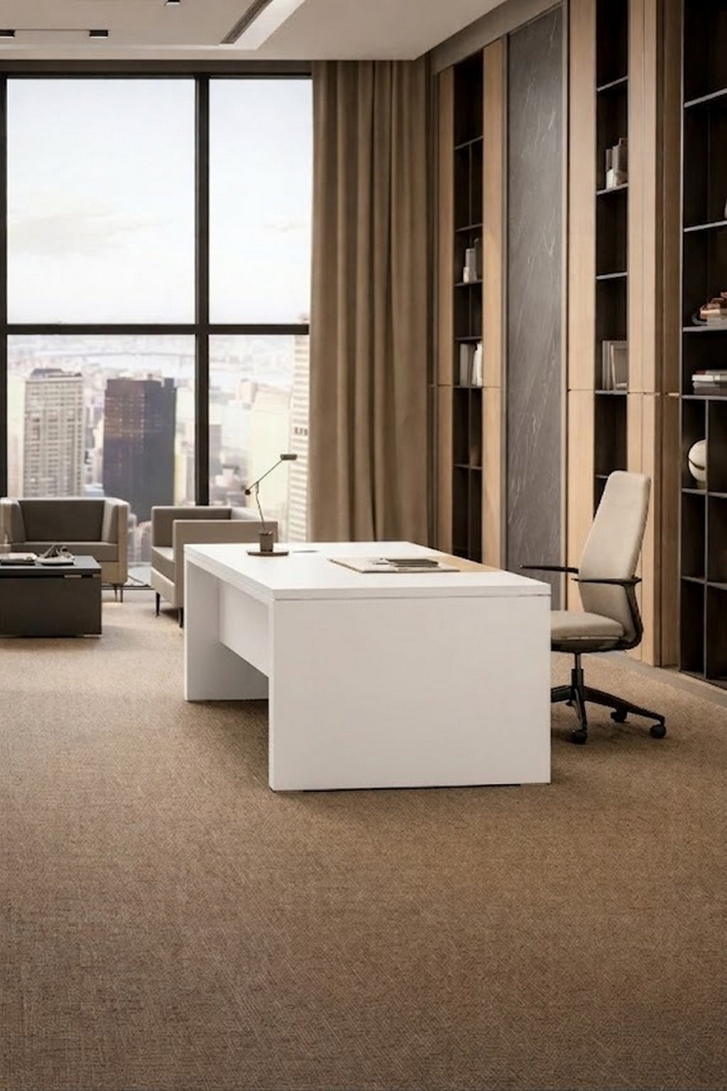 Un bureau moderne avec le Monsieur Bureau Bureau de Direction Olympe L160 à 220 cm bureau blanc, chaise pivotante beige, tapis marron, étagères et grandes fenêtres. Les tons neutres et la décoration minimale créent une atmosphère professionnelle et élégante.#finitions_blanc