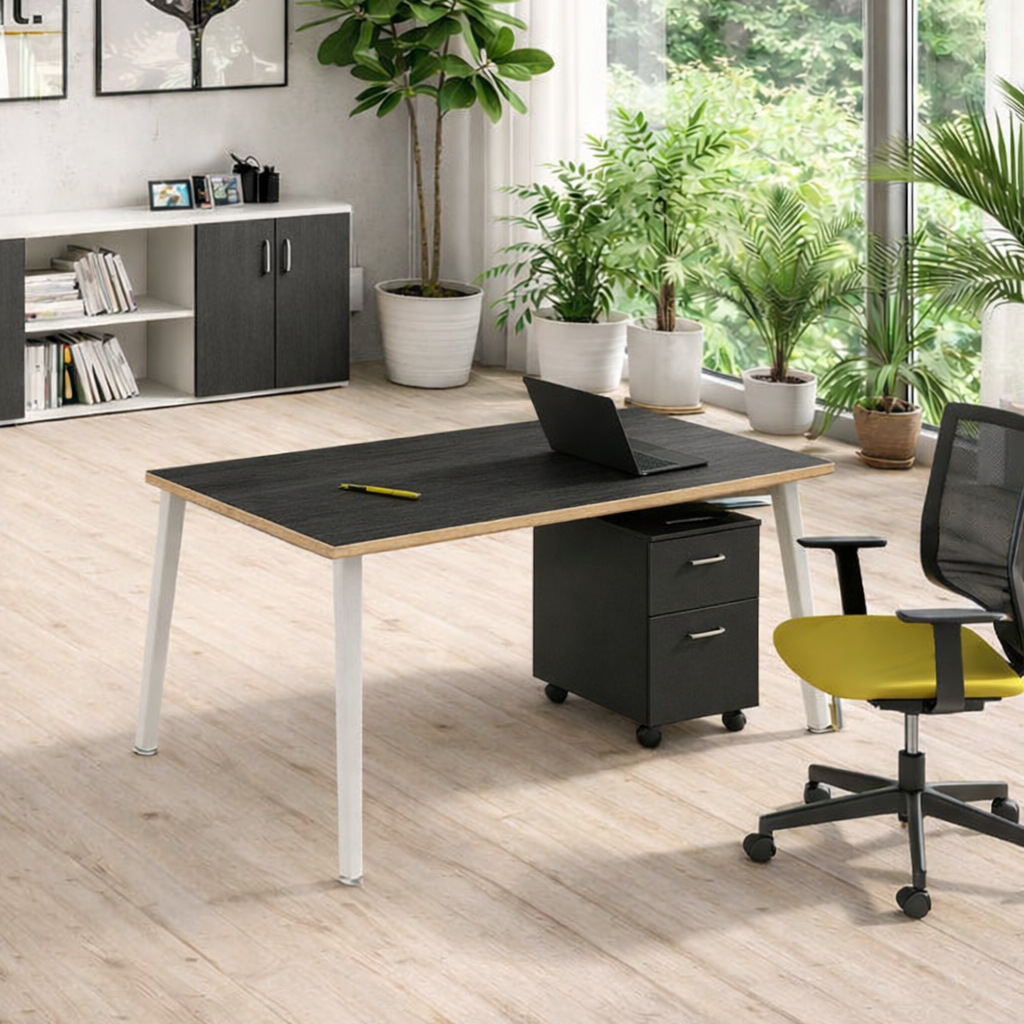 Un bureau moderne et lumineux avec de grandes fenêtres comprend un bureau scandinave de style Monsieur Bureau Droit Nature Métal, une chaise verte, des plantes en pot, une armoire noire, une œuvre d'art murale intitulée Never Drink Bad Wine, et un sol en bois clair baigné de lumière naturelle. #combo_frêne noir_blanc