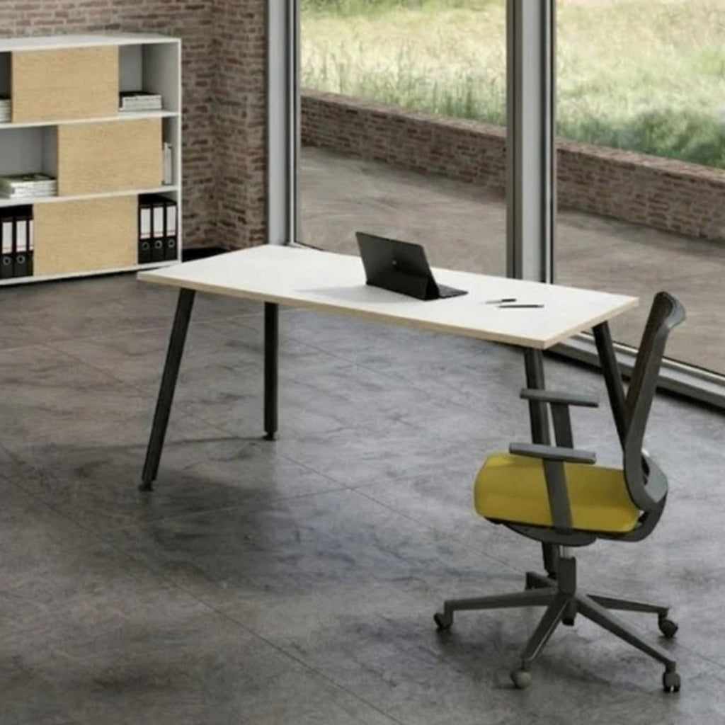 Bureau minimaliste avec un Monsieur Bureau Droit Nature Métal de style scandinave et une chaise aux accents jaunes près de grandes fenêtres donnant sur la verdure. Une affiche sur le mur indique : "Faites plus de ce qui vous rend heureux".#combo_blanc/chants chêne_noir