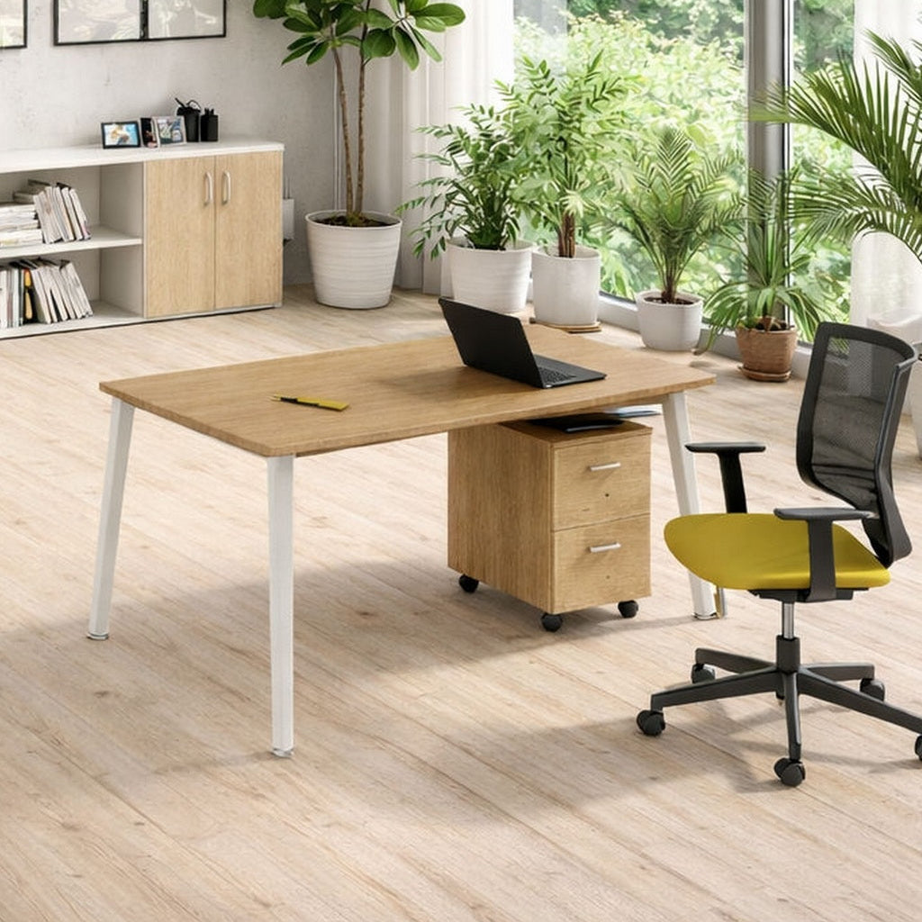 Le Bureau Droit Nature Métal style Scandinave de Monsieur Bureau comprend un bureau en bois, une chaise noire avec une assise jaune, un ordinateur portable, des plantes en pot, de grandes fenêtres pour la lumière naturelle, des œuvres d'art murales et une armoire - parfait pour un espace de travail moderne et élégant. #combo_chene_blanc