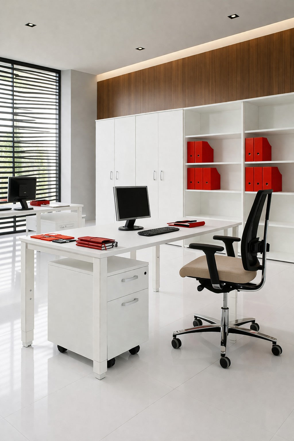 Bureau moderne avec un Bureau professionnel individuel Tempo P60 cm de Monsieur Bureau, des meubles blancs, une chaise noire, des écrans d'ordinateur et des étagères de classeurs rouges. Une grande fenêtre avec des stores horizontaux remplit l'espace organisé de lumière naturelle.