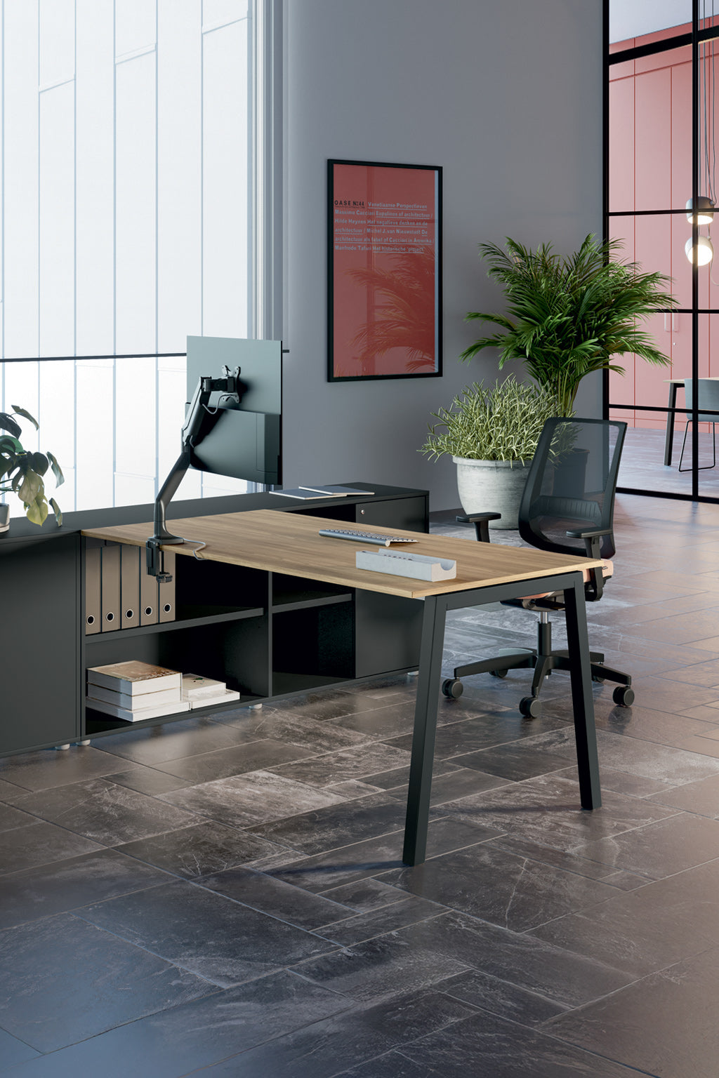 Bureau d'angle Pop Ace avec rangement - Chêne et Noir de Monsieur Bureau, associé à une chaise ergonomique, un moniteur sur bras, et de grandes fenêtres illuminant des œuvres d'art encadrées.
