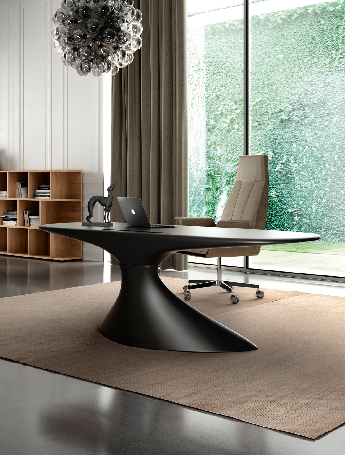 Un bureau moderne présente le sculptural Bureau de direction ORBITAL ABSOLUTE de Monsieur Bureau en noir, une chaise taupe, un ordinateur portable et une figurine de chien. Une fenêtre allant du sol au plafond laisse apparaître de la verdure ; des étagères bordent un mur sous un grand lustre en verre.#finitions_noir_tempete-brillant