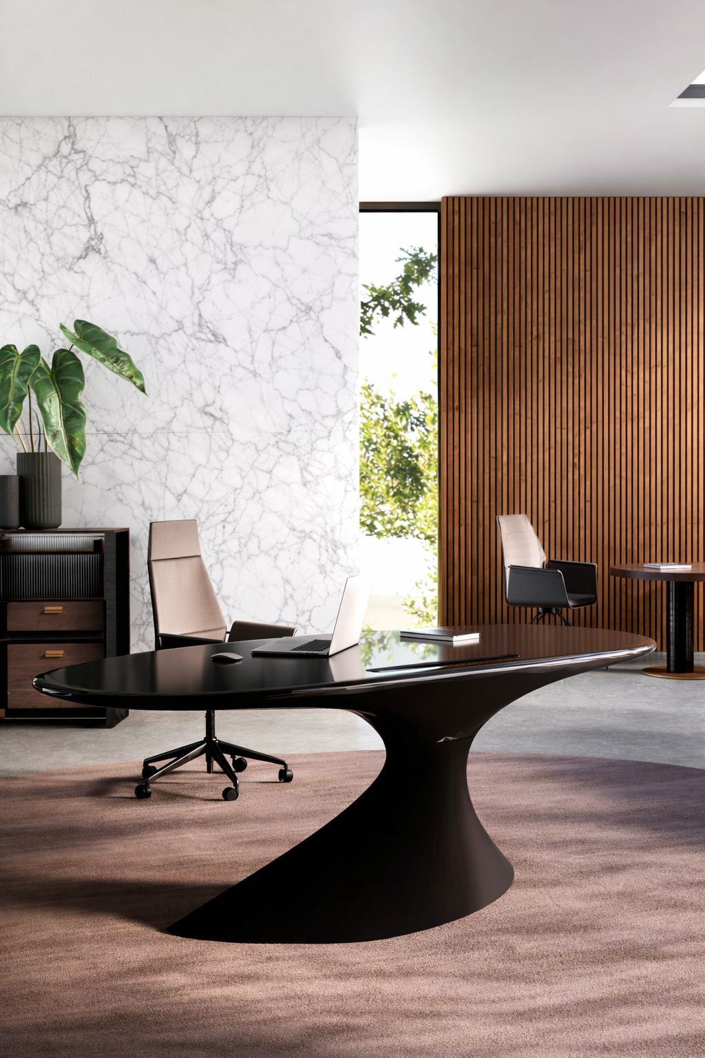 Un bureau moderne avec le Bureau de direction ORBITAL ABSOLUTE - L'Icône Sculpturale de Monsieur Bureau, des chaises beiges, un mur d'accent en marbre, des lambris en bois et de grandes fenêtres mettant en valeur la verdure pour un design mobilier élégant.