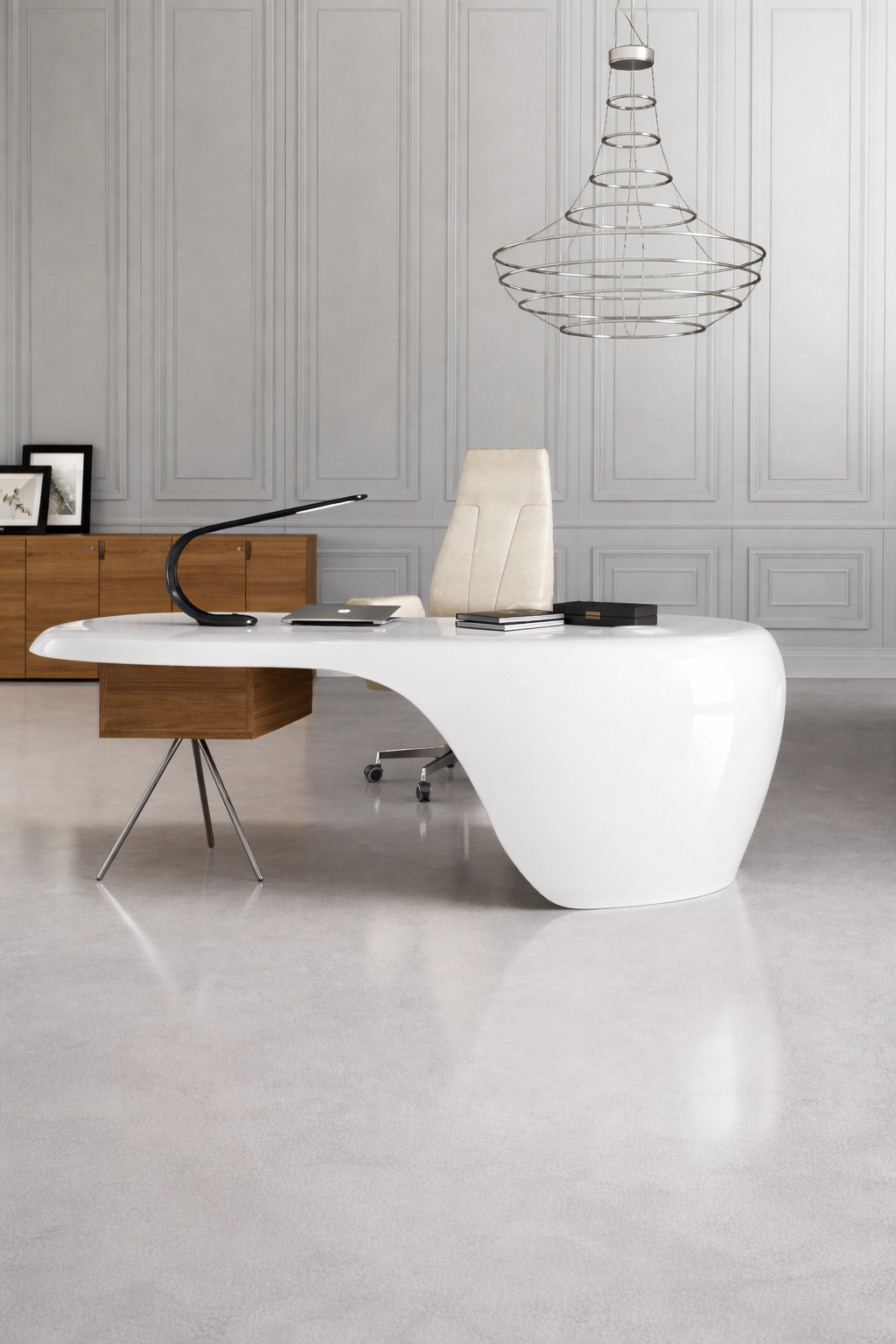 Un bureau moderne présente le Bureau de direction ORBITAL One Laqué & Rangement de Monsieur Bureau, une chaise en cuir fauve, un meuble à tiroirs en bois de prestige et un lustre en fil de fer sur des murs en lambris gris et un sol en béton poli.#finitions_nuage_blanc_brillant