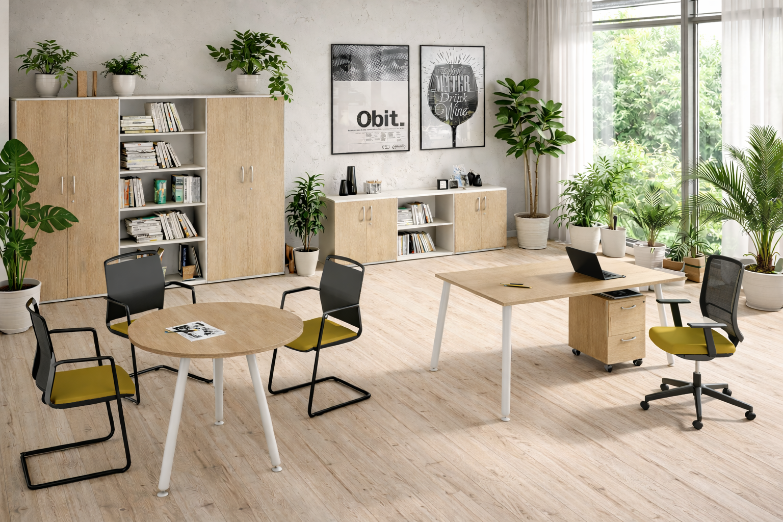 Bureau moderne avec sols en bois, table de réunion, bureau pour ordinateur portable, chaises noires et jaunes, bibliothèques, armoires, plantes en pot, grandes fenêtres, et le Bureau Droit Nature Métal style Scandinave de Monsieur Bureau pour un espace de travail professionnel flexible. #Finitions plateau_Chêne