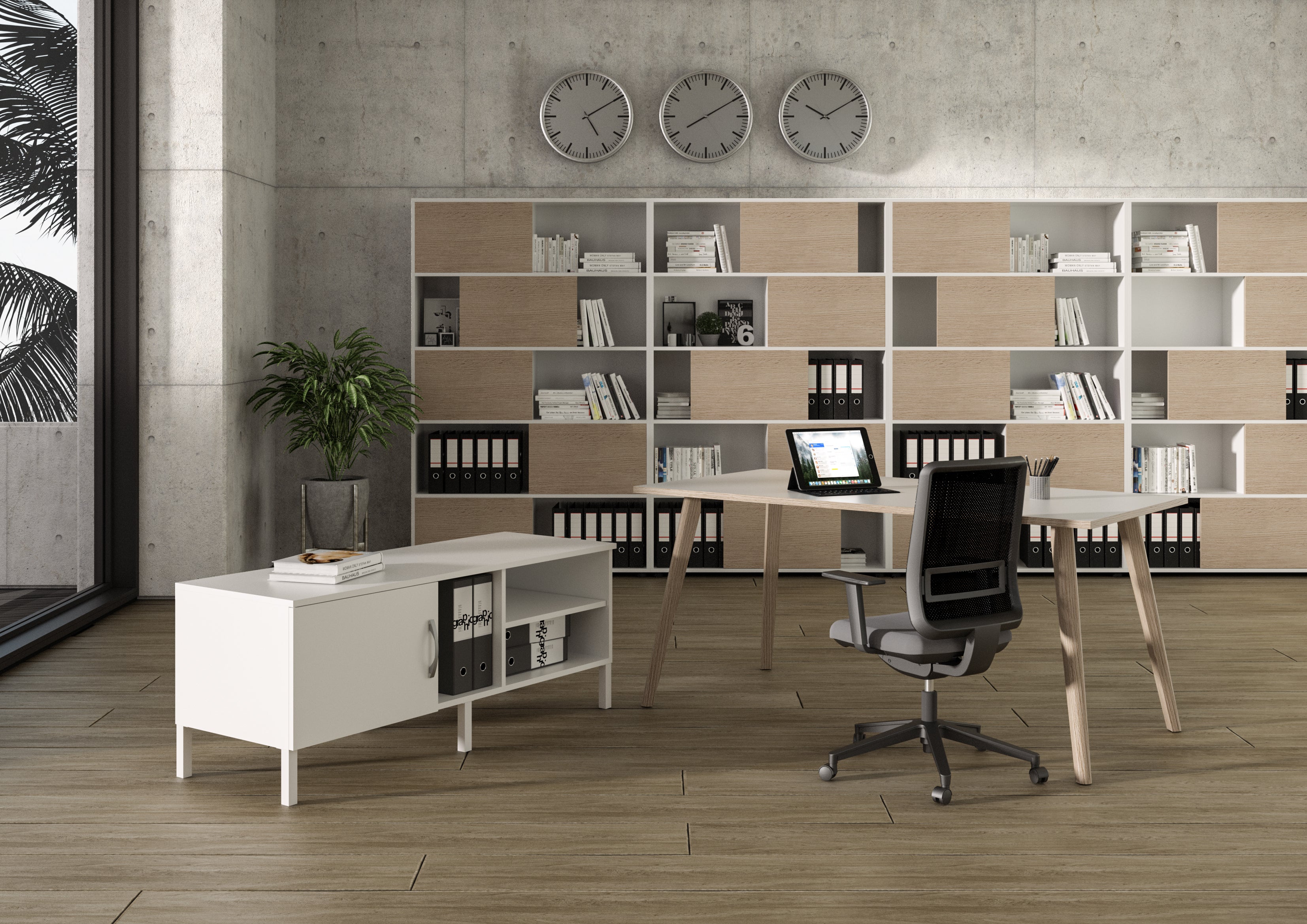 Bureau moderne présentant le Bureau Droit Nature Wood style Scandinave de Monsieur Bureau, avec un ordinateur portable, une chaise de bureau, des meubles de rangement blancs, des étagères de livres et de dossiers, trois horloges murales, une plante en pot, et de grandes fenêtres remplies de lumière naturelle.#Finitions_plateau_blanc Chants Chêne