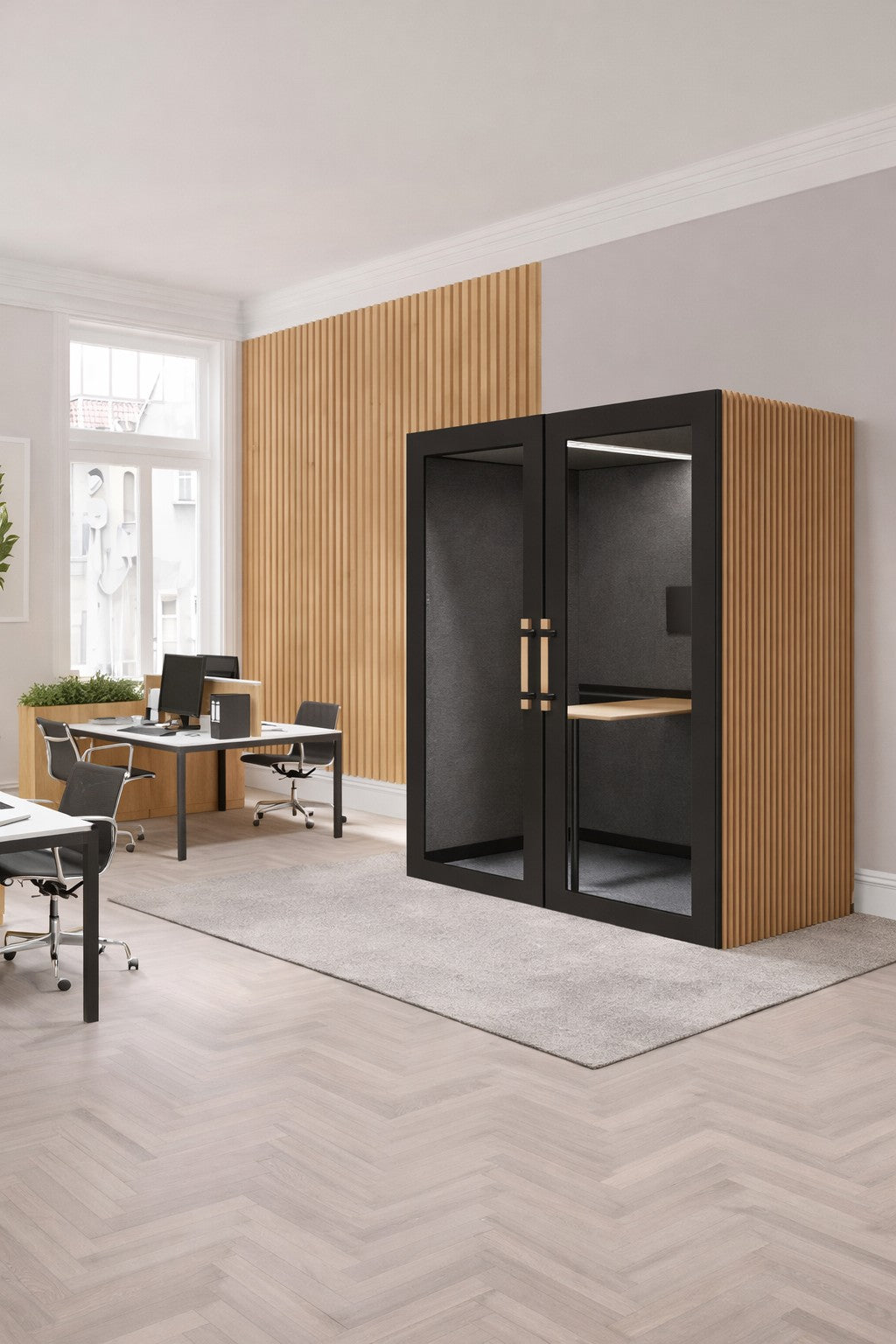 Bureau moderne en open space avec des sols en bois clair, des bureaux, des chaises et de grandes fenêtres. Le bureau Monsieur Bureau Cabine Acoustique Double No Sound Executive 2 pers - portes noires et panneaux de bois - est entouré d'un mur d'accent en lattes de bois.#finitions_chene
