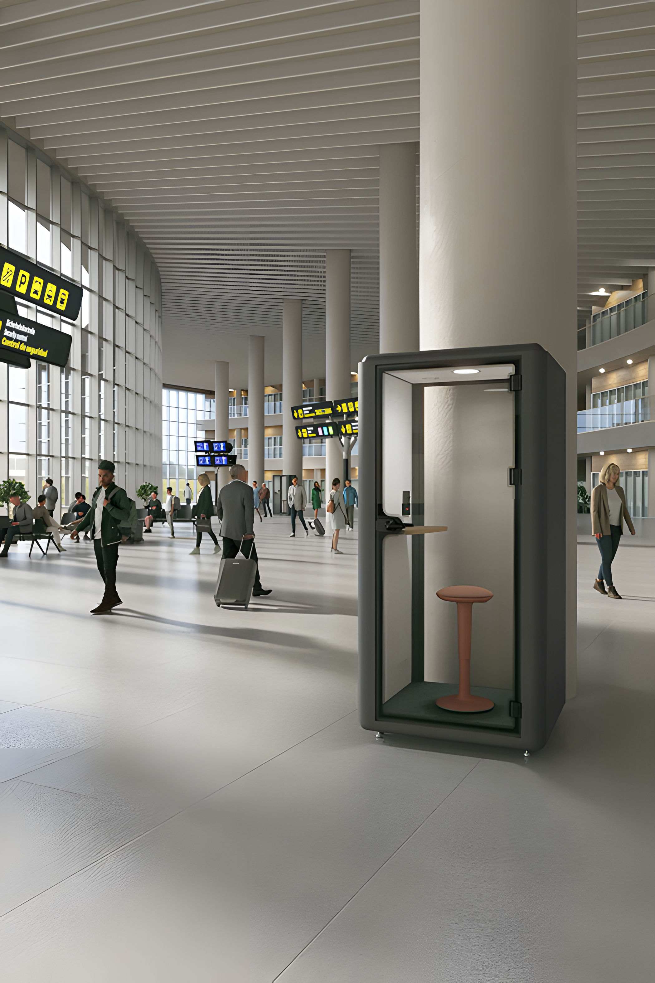 Dans un terminal d'aéroport moderne, les voyageurs passent devant Monsieur Bureau Cabine acoustique Aura S - Phone Booth 1 pers espace de travail avec un tabouret et une table près d'un grand pilier ; des panneaux lumineux et de hautes fenêtres soulignent son isolation phonique pour des appels ciblés.