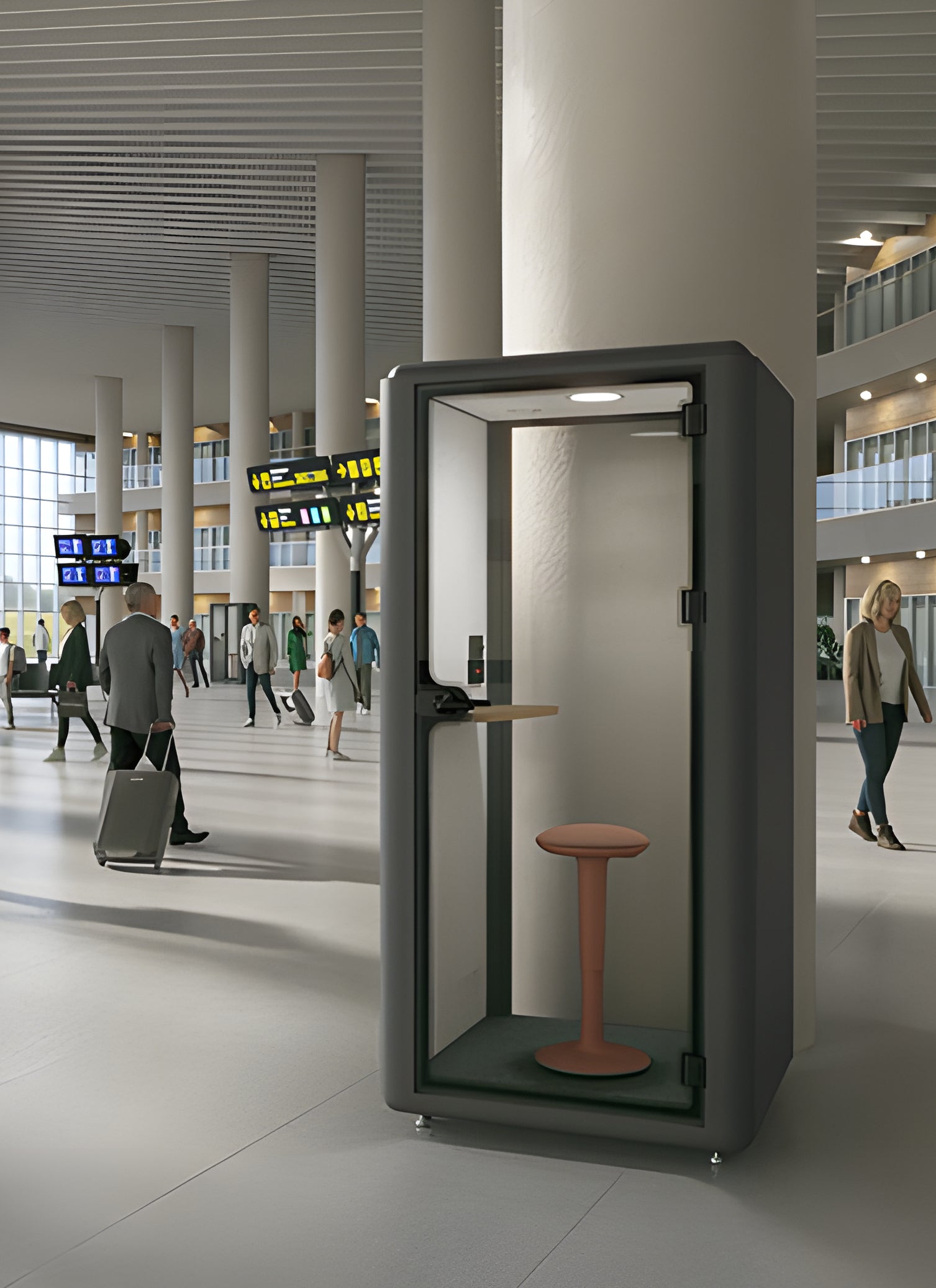 La Cabine acoustique Aura S - Phone Booth 1 pers de Monsieur Bureau se compose d'un tabouret et d'un bureau étroit, offrant aux voyageurs une isolation phonique dans un terminal d'aéroport moderne, alors que les gens passent et que les panneaux d'affichage des départs jaunes brillent derrière eux.