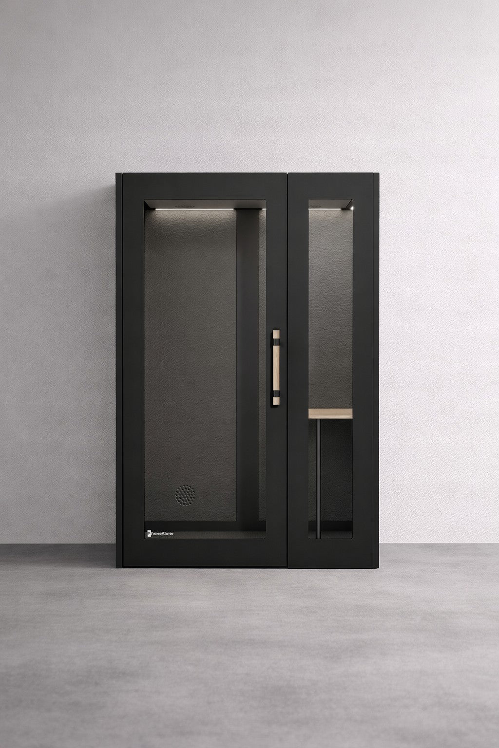La Cabine acoustique de Travail NO SOUND Executive 1 pers de Monsieur Bureau présente un design noir élégant avec une porte en verre, une poignée en bois et un bureau intégré. Elle offre une isolation acoustique supérieure, idéale pour se concentrer en toute tranquillité dans un bureau ouvert.