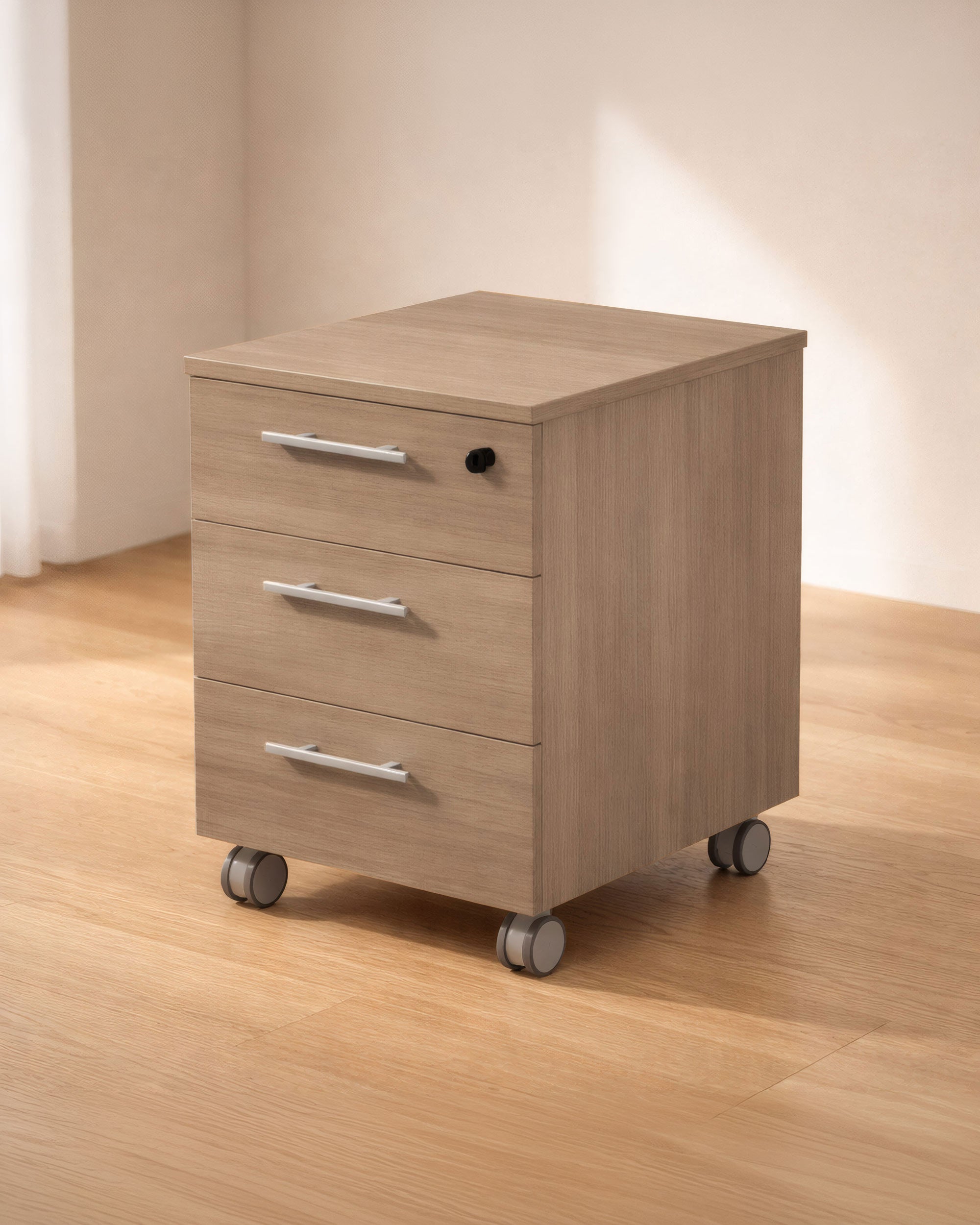 Le caisson mobile professionnel Flora 3 tiroirs de Monsieur Bureau, en bois recyclé, doté de roulettes et de poignées argentées, est parfait pour le rangement bureau. Son tiroir supérieur est équipé d'une serrure..#finitions_noyer