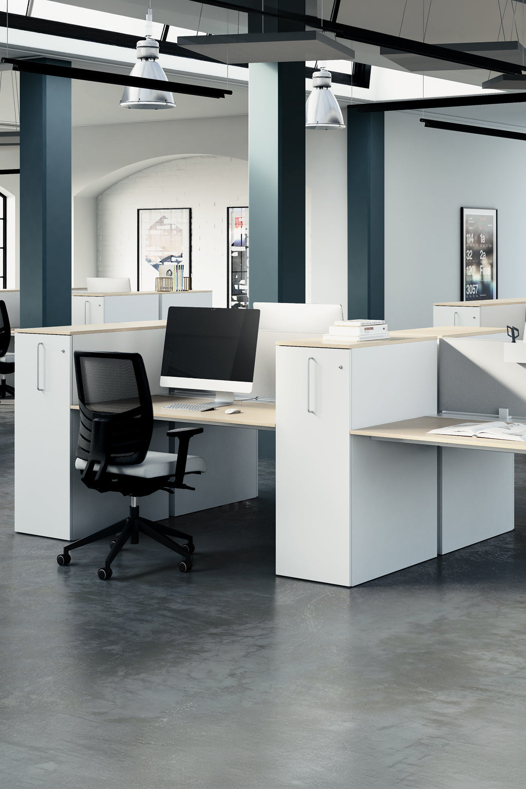 Bureau moderne à aire ouverte avec des bureaux blancs, des chaises noires et des ordinateurs de bureau. De grandes fenêtres éclairent l'espace, tandis que le Caisson haut ORGATOWER de Monsieur Bureau offre un rangement élégant pour les bureaux individuels (top 18 mm).