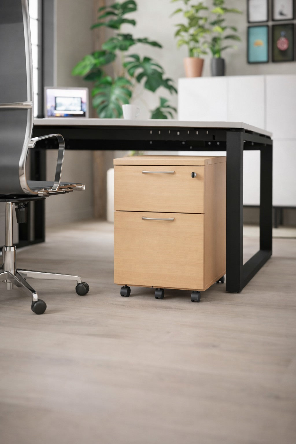 Un bureau moderne avec un bureau noir, une chaise de bureau en métal, un Monsieur Bureau Caisson Mobile Astral Atmospheric Oslo 2T 3T pour un stockage sécurisé, des plantes d'intérieur et des certificats encadrés sur le mur en arrière-plan.#combo_2_tiroirs_chene_fil