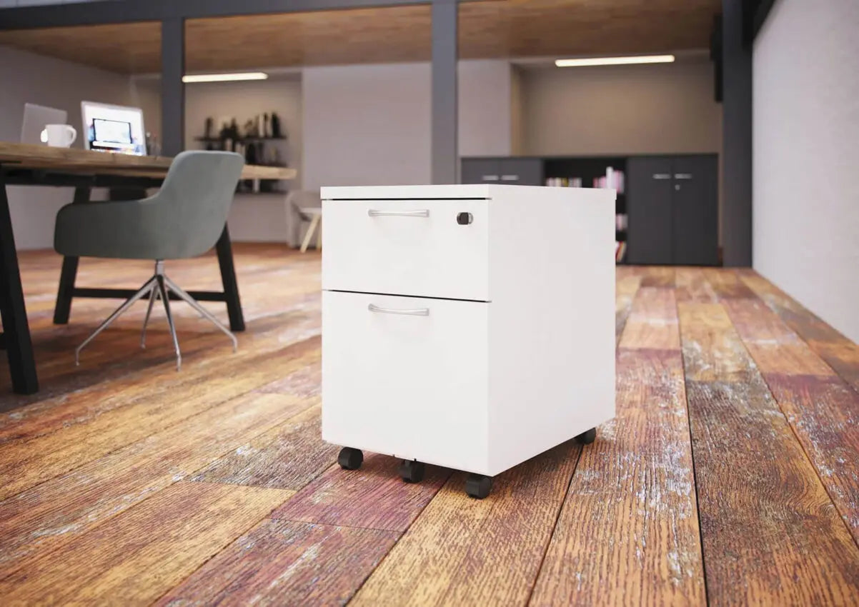 Le caisson mobile Astral Atmospheric Oslo 2T 3T de Monsieur Bureau, en bois blanc mélaminé, offre un rangement sécurisé et élégant dans un bureau moderne avec bureaux, chaises, étagères et armoires en arrière-plan.#combo_2_tiroirs_blanc